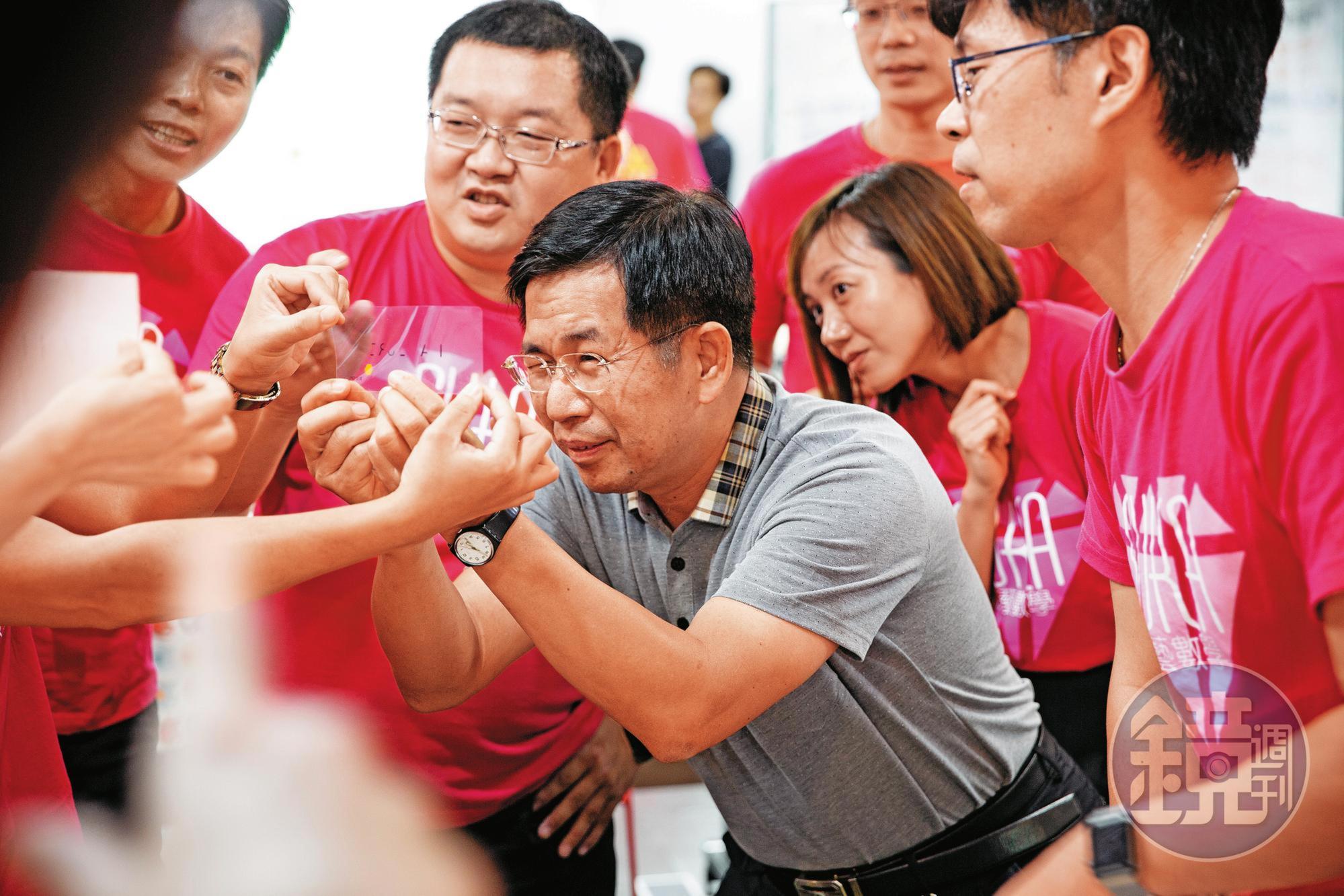 108課綱今年上路，正式啟動前的暑假，潘文忠盡可能參與不同的教師增能課程，他很享受重新當回學生的感覺。
