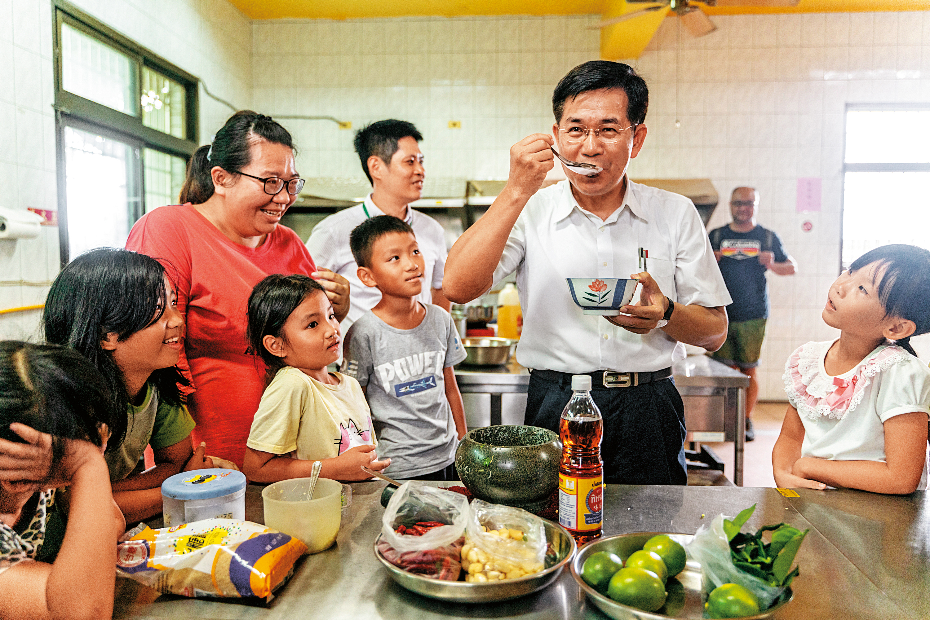 今年夏天,潘文忠也出席「夏日樂學」活動,參訪偏鄉小學廣興國小,與學生互動。(教育部提供)