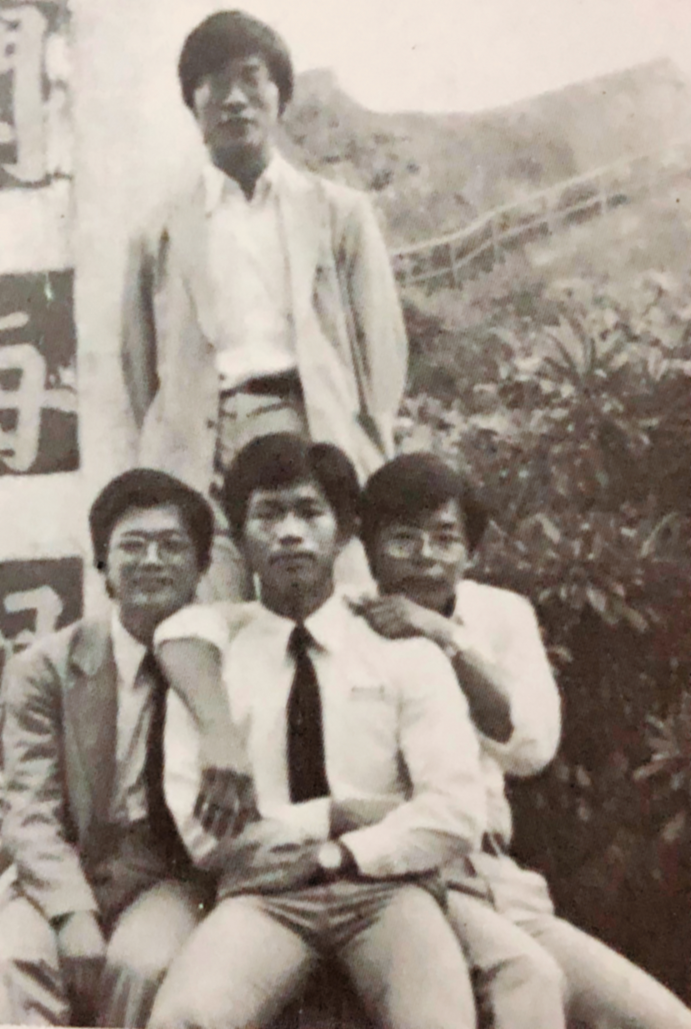 潘文忠(前中)從小就想當老師,國中畢業後即北上讀師專,一路從基層教師做起。(教育部提供)