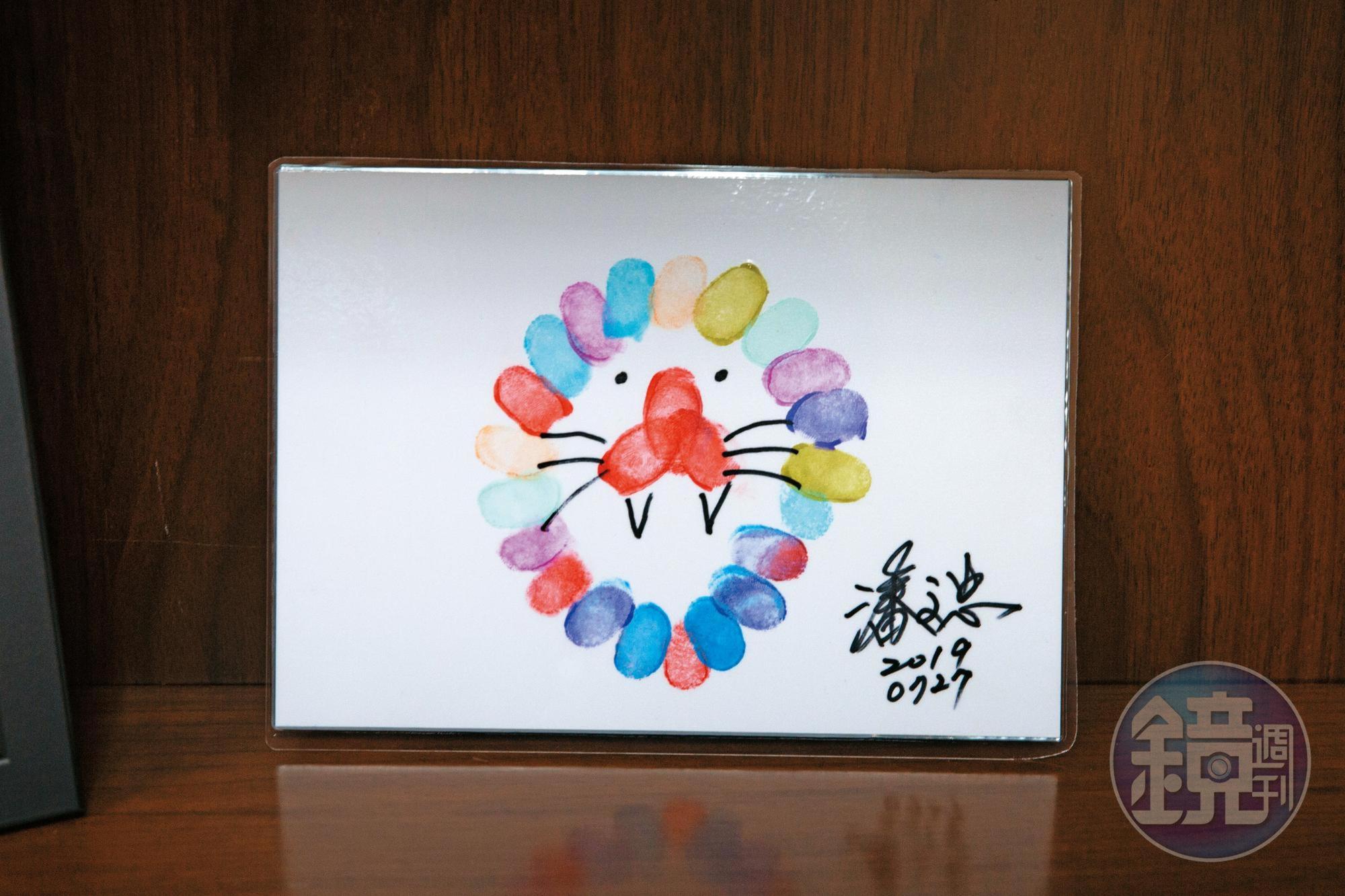 潘文忠的辦公室東西不多，但今年7月在內湖高工活動中製作的手印畫，他珍而重之地展示在辦公室裡。（教育部提供）