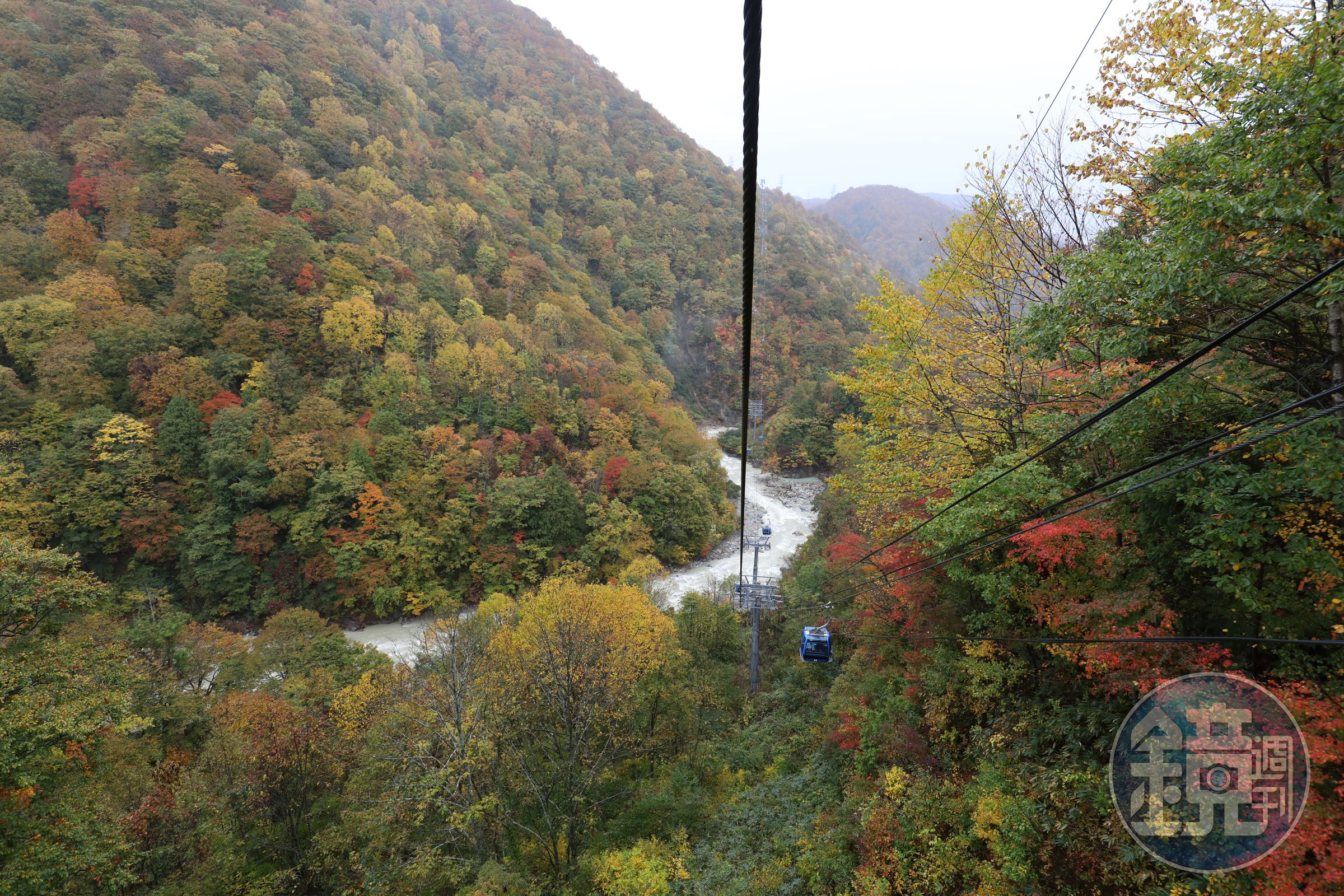 接著看到山間溪流，山頭開始染上紅色。