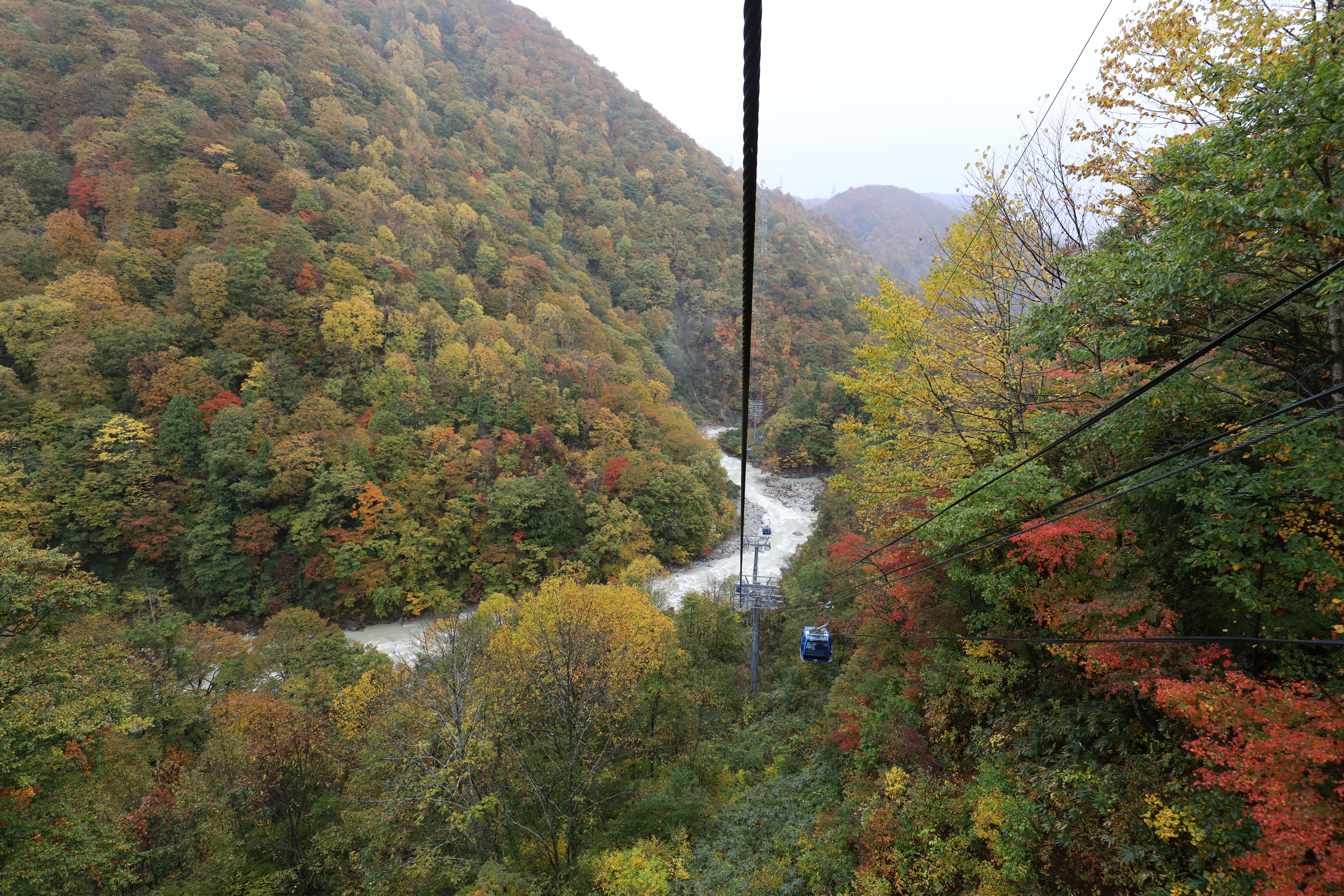 接著看到山間溪流，山頭開始染上紅色。