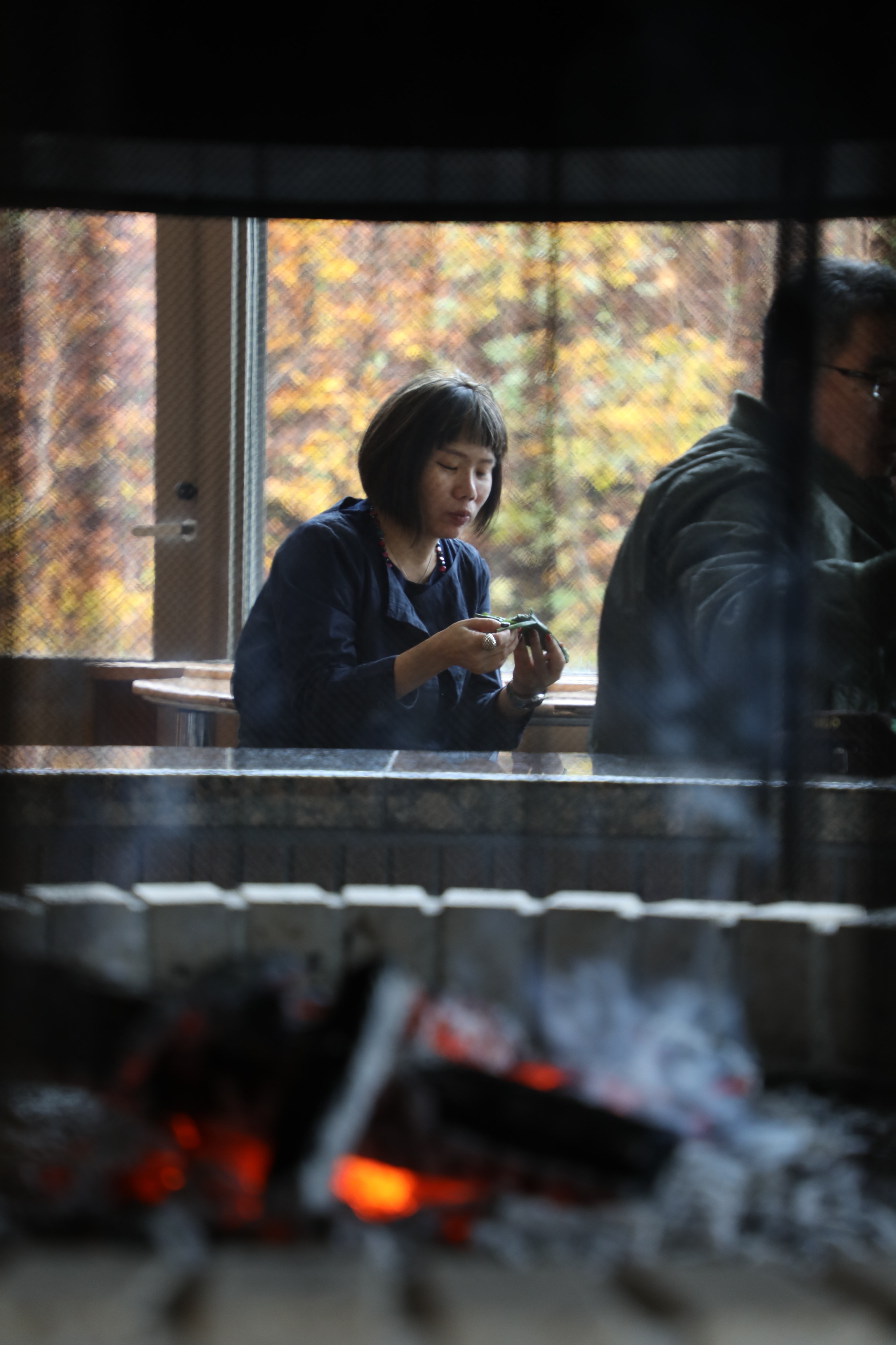 餐廳中升起柴火，予人暖意。