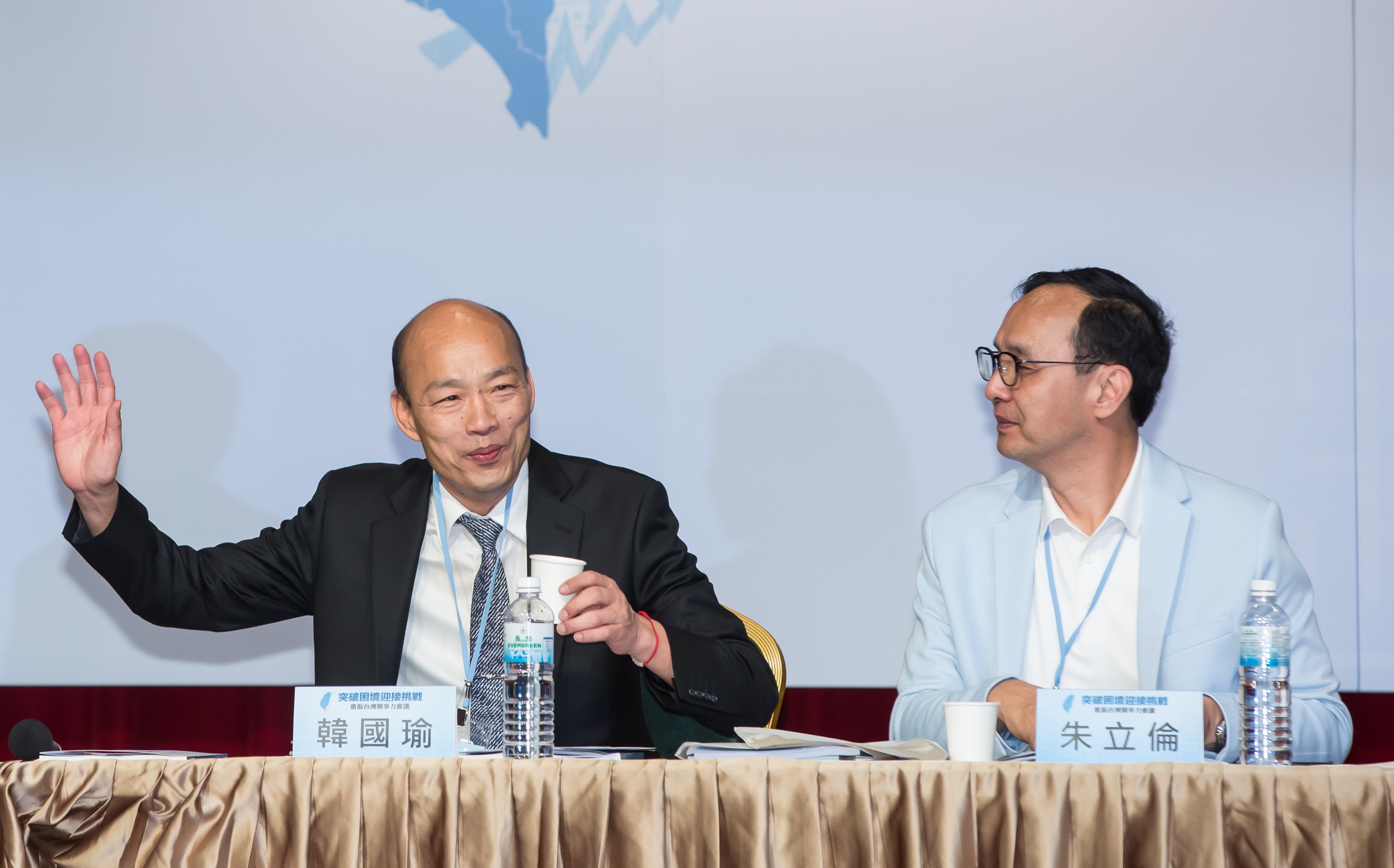 韓國瑜（左）購買南港豪宅虧了200多萬元，朱立倫（右）笑虧：蠻慘的。（資料照）