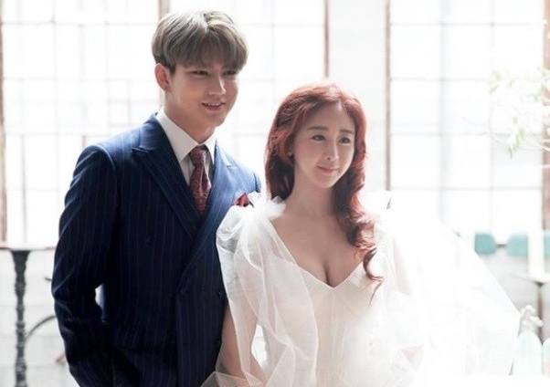 咸素媛（右）和陳華（左）跨國戀於去年開花結果。（翻攝自Naver）