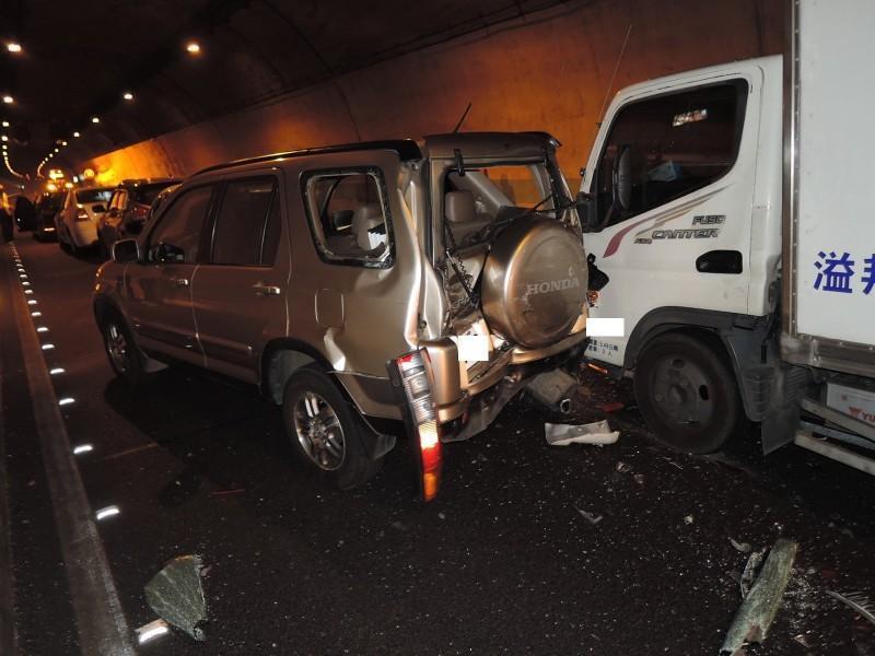 國道6號東行線國姓1號隧道18.9K發生7部車追撞事故。(翻攝畫面)