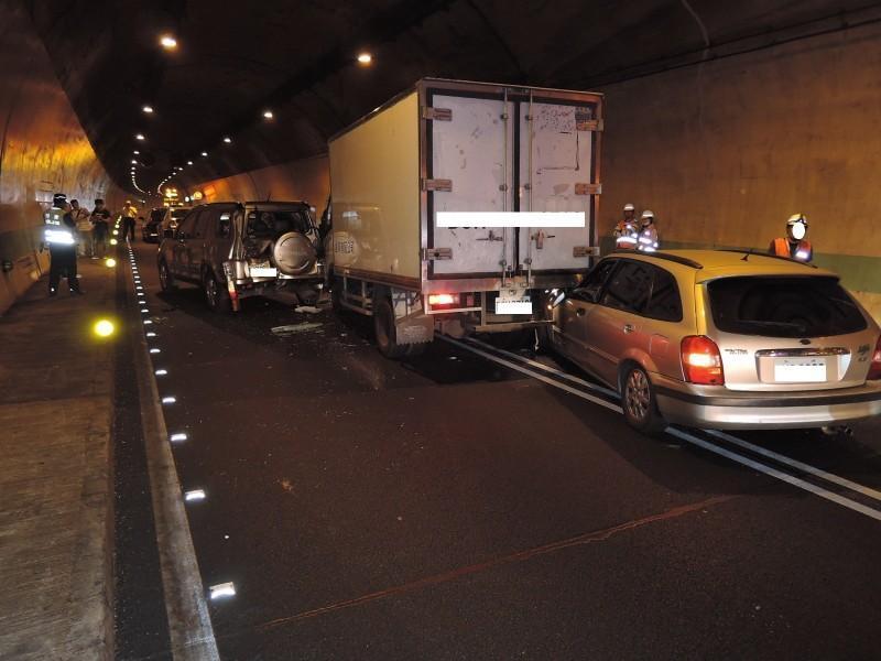 連環事故佔用隧道內側車道及部分外側車道。(翻攝畫面)