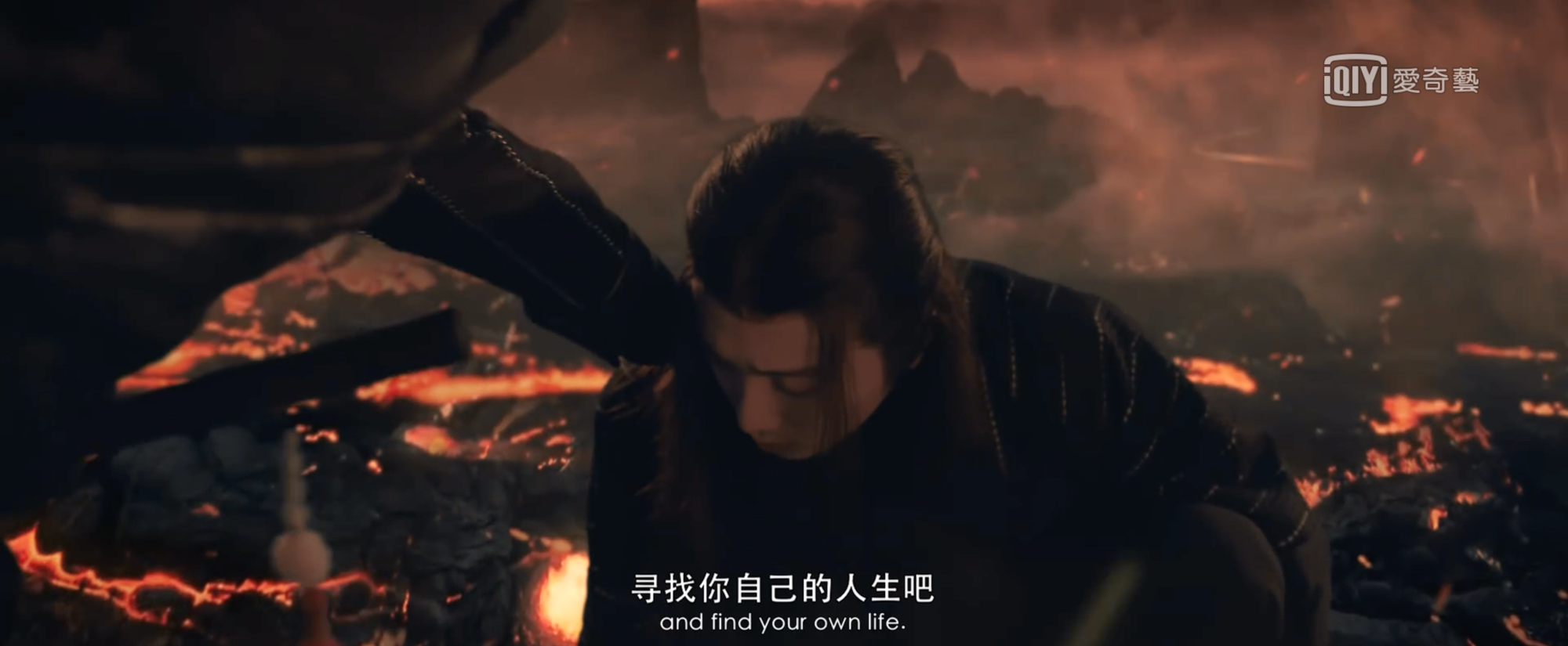 《陳情令之生魂》電影裡特意讓「魏無羨」人物登場,連隨身的「陳情」也入鏡。(截圖自畫面)