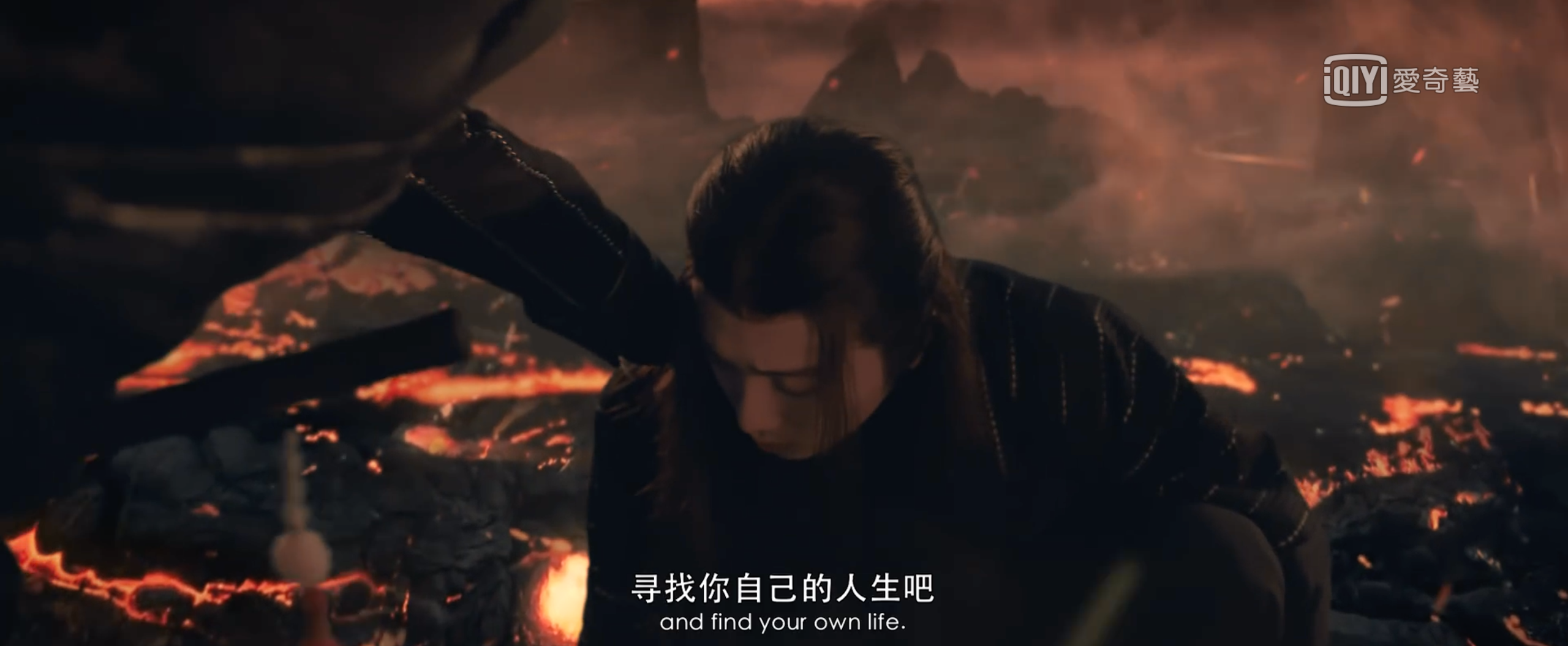 《陳情令之生魂》電影裡特意讓「魏無羨」人物登場，連隨身的「陳情」也入鏡。（截圖自畫面） 