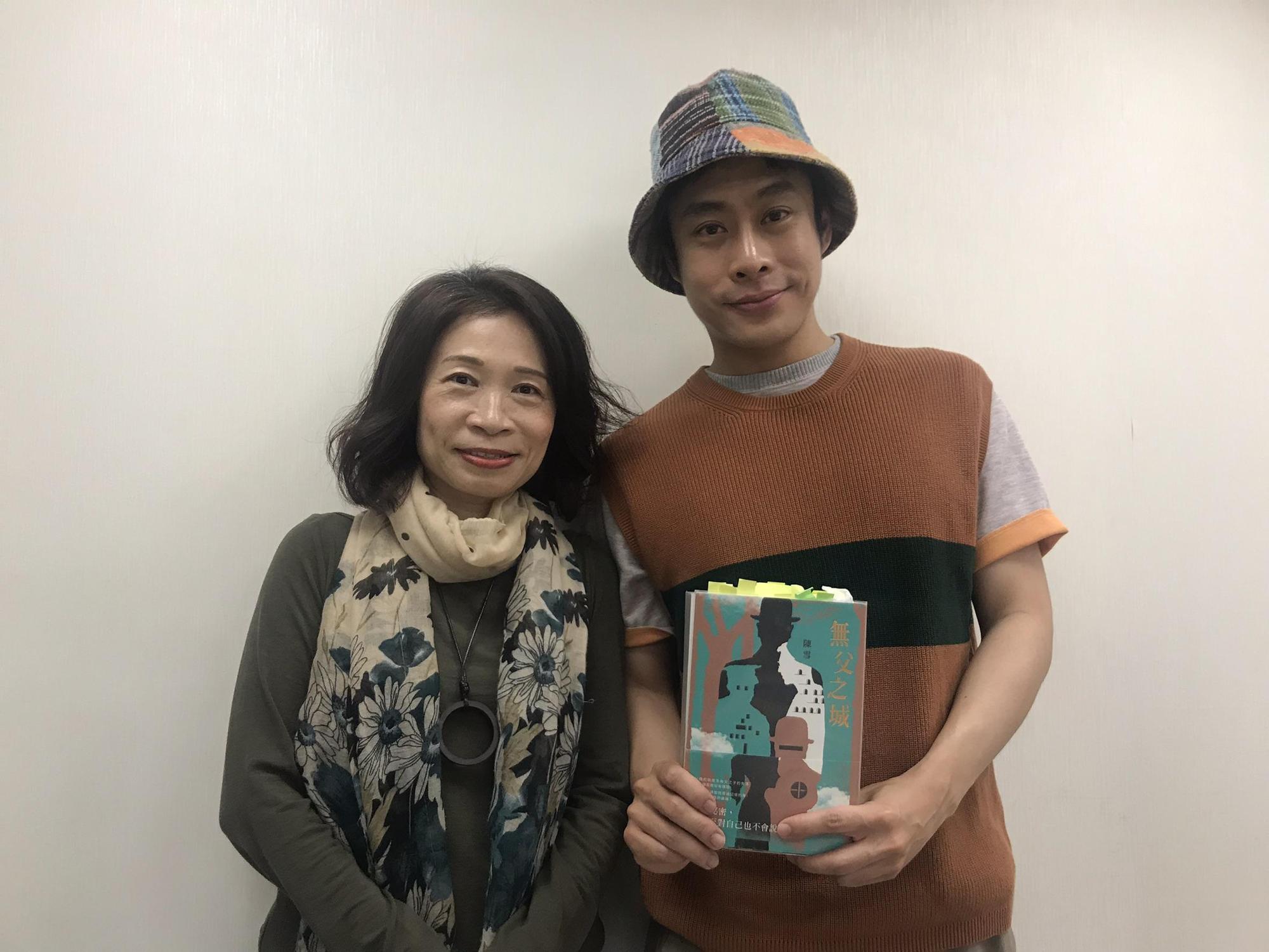 主持人陳栢青一開場即馬上告白自己從《惡女書》開始就是「叛逆女神」陳雪的頭號粉絲。（鏡文學提供）