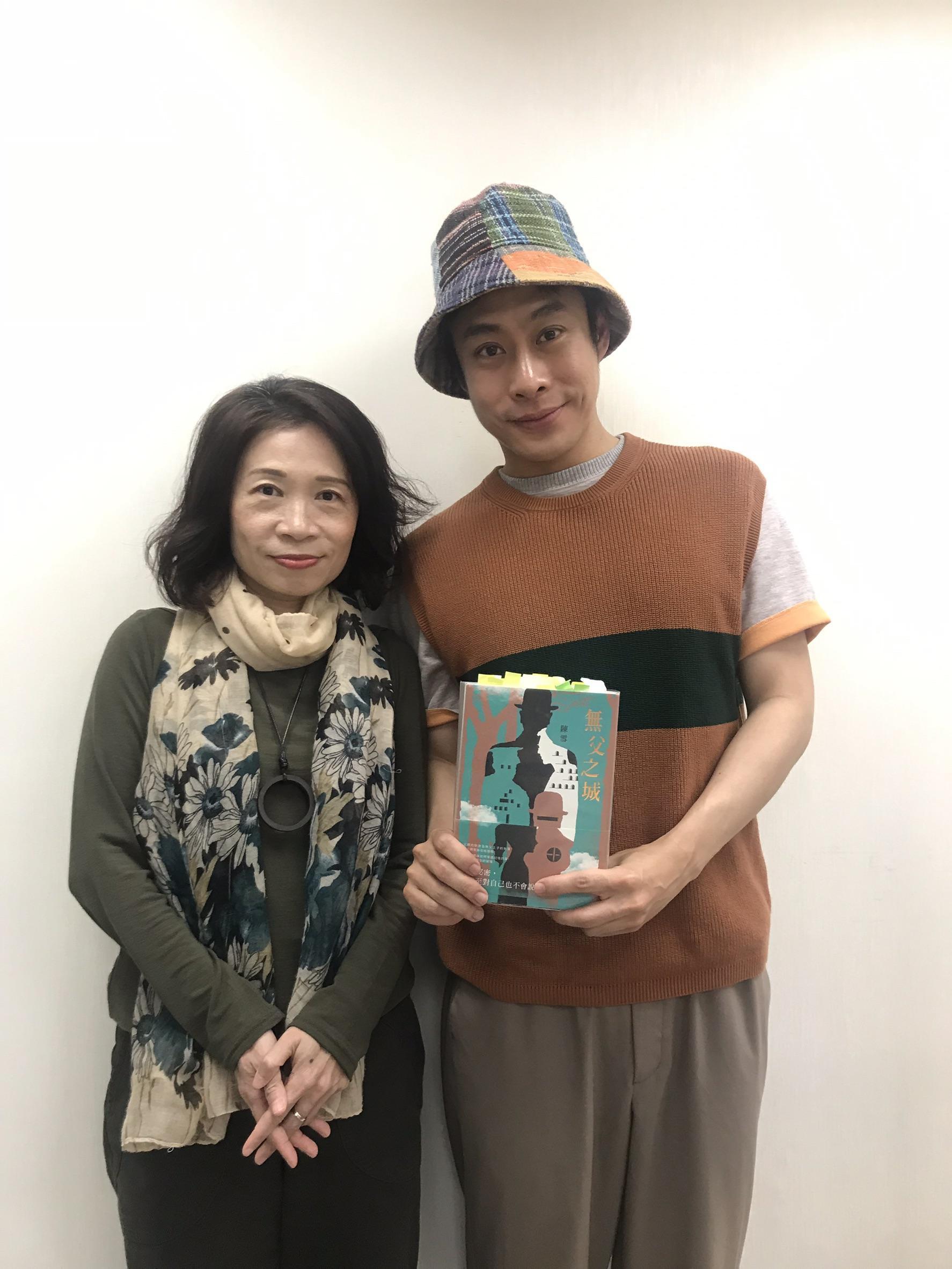 主持人陳栢青一開場即馬上告白自己從《惡女書》開始就是「叛逆女神」陳雪的頭號粉絲。（鏡文學提供）