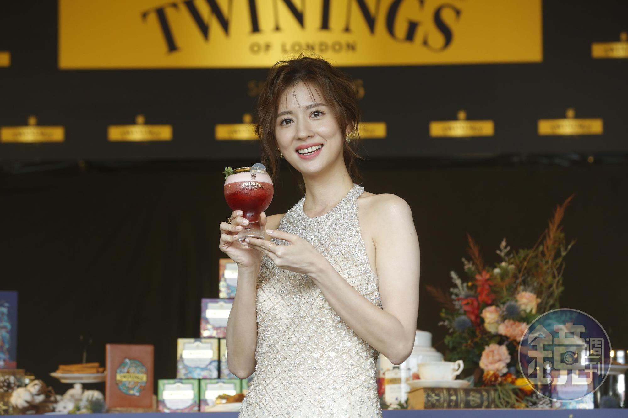 林予晞穿上優雅禮服，為茶飲品牌站台。