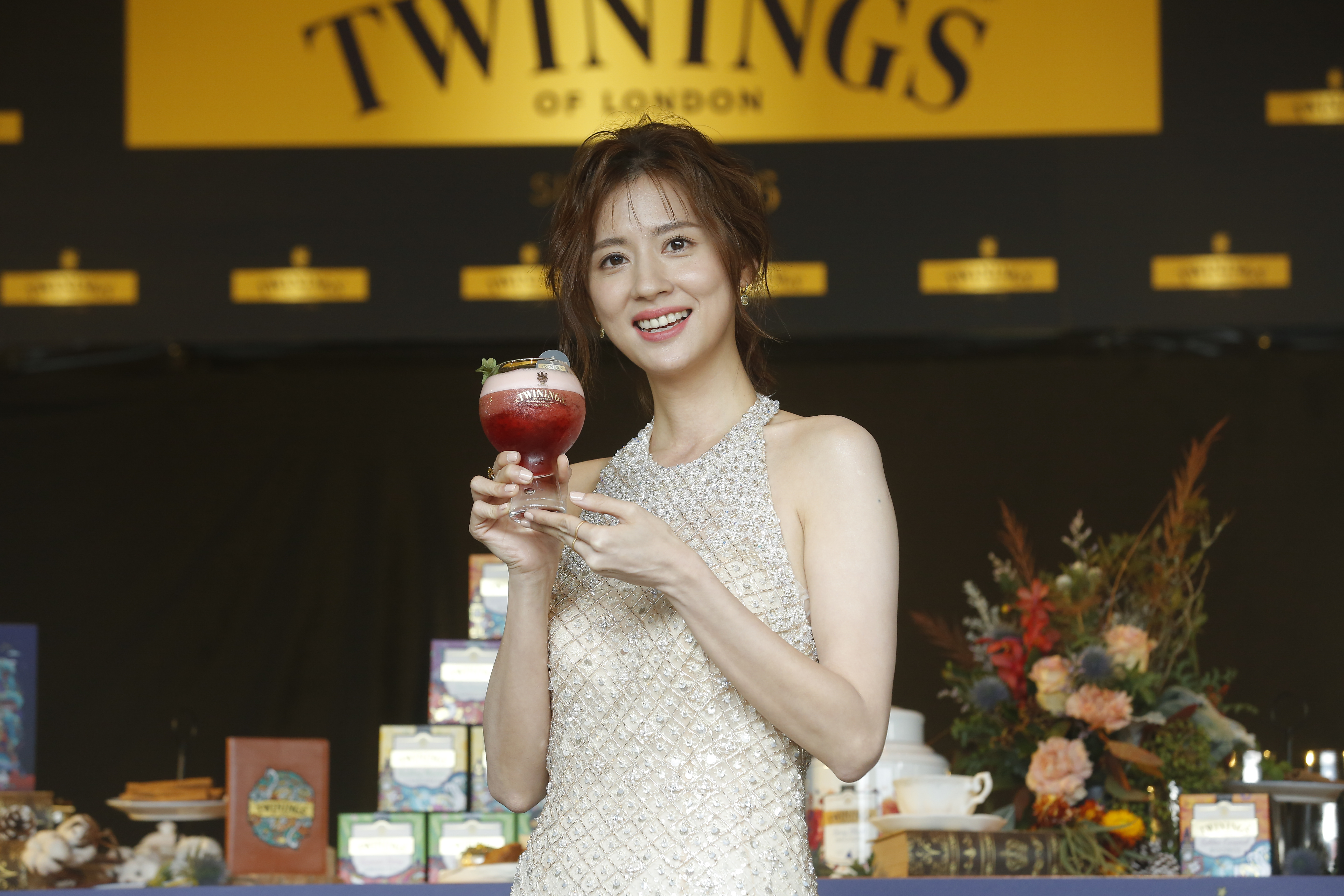 林予晞穿上優雅禮服，為茶飲品牌站台。