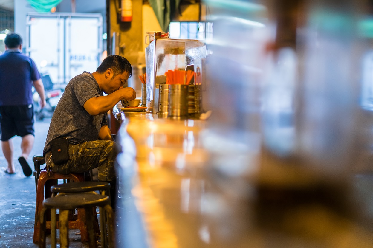 市場內多半一人獨食，一碗熱騰騰的湯或粥，吃下就能維持活力。