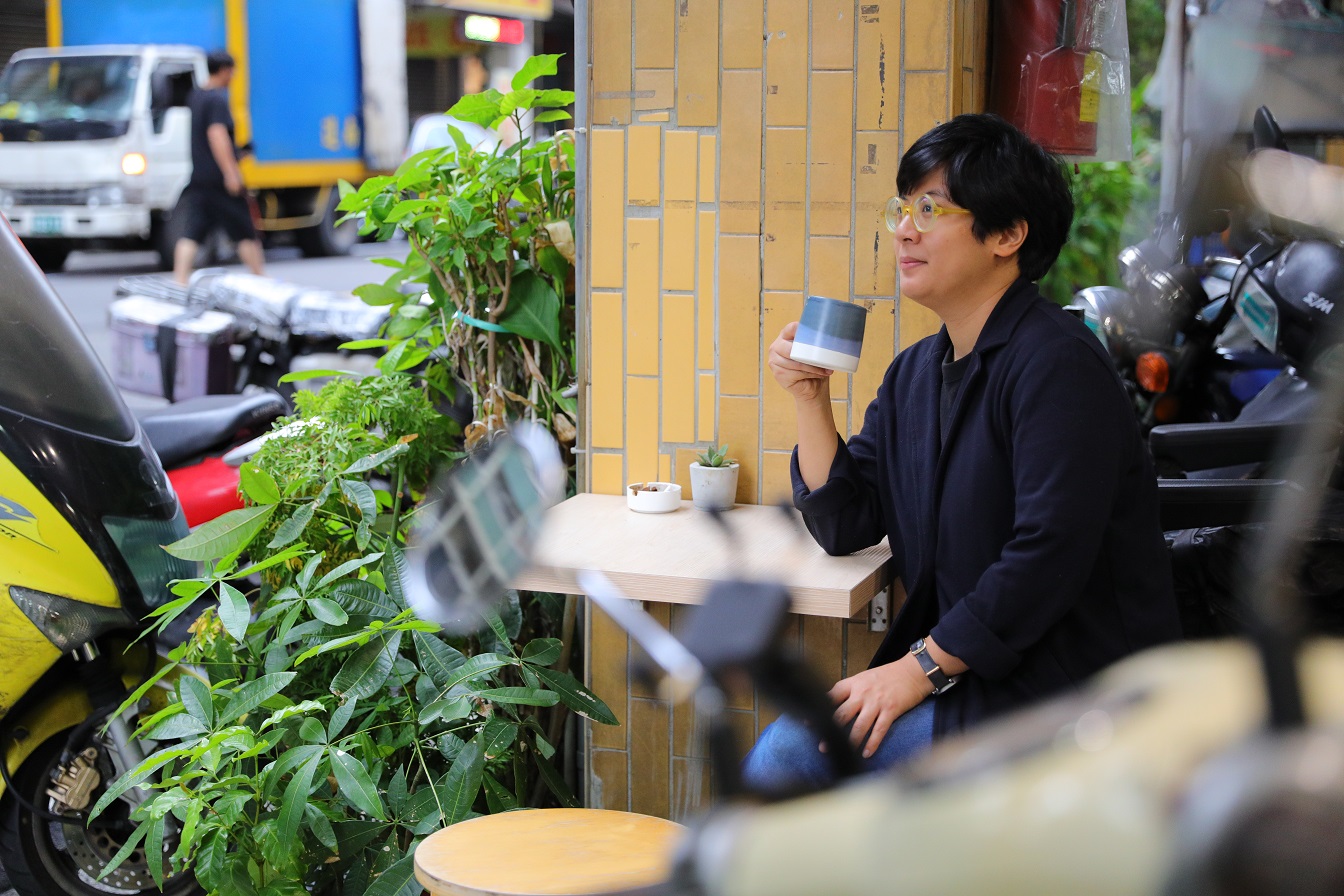小店空間不大，店外也有適合一人的小座位。
