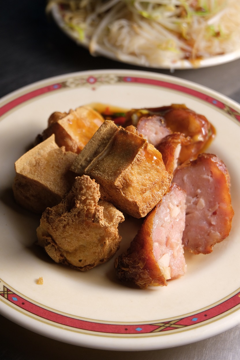 炸豆腐表皮厚實，內裡嫩滑。（10元／份）