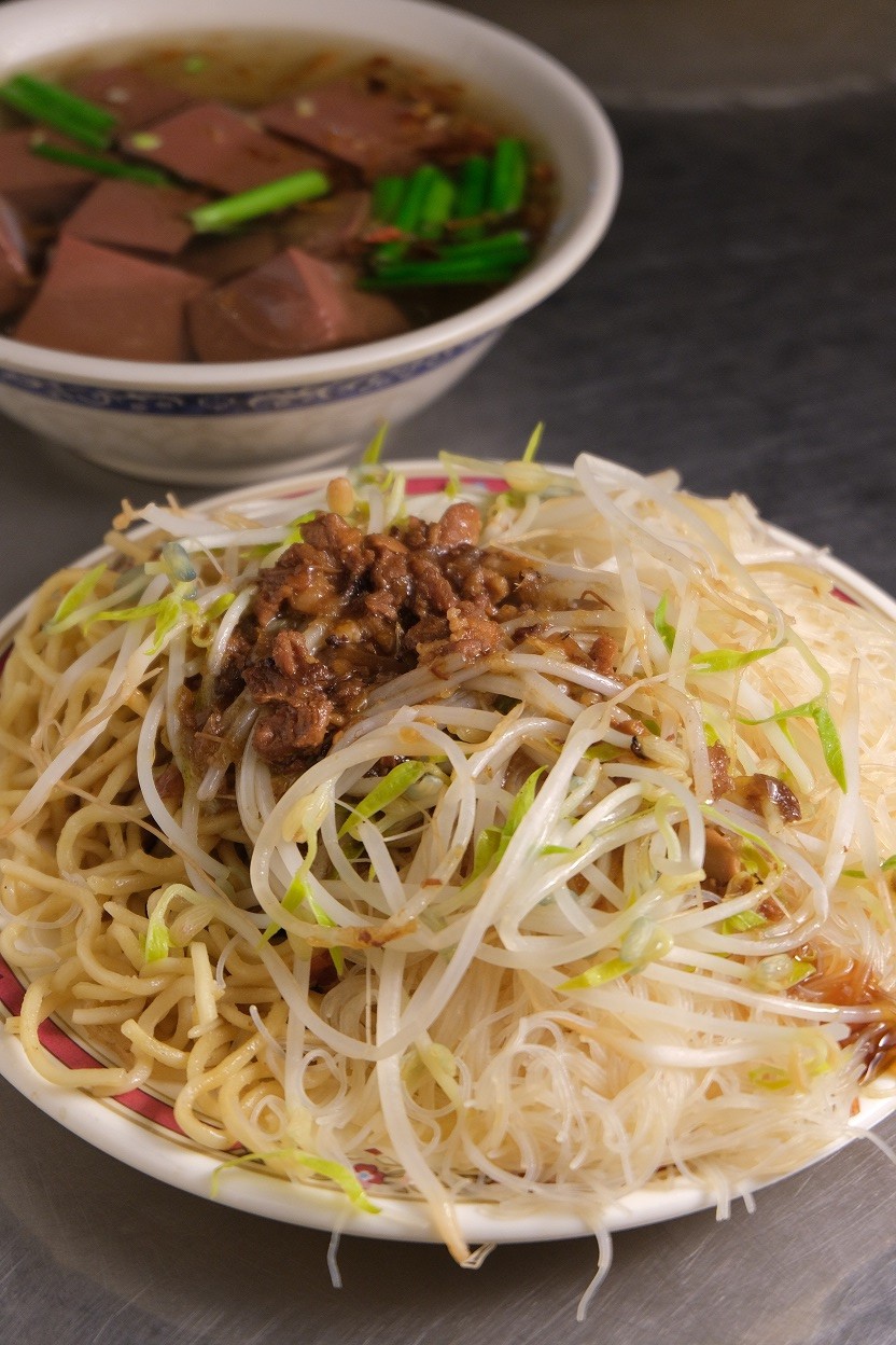 簡單的炒米粉上頭鋪上不少豆芽菜，豆芽菜也曾在萬華盛產。（30元／份）