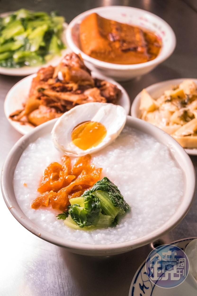白粥配上鹹蛋、幾款小菜，想徹夜吃粥的，這兒凌晨2點左右開始營業，還能嘗到外頭少見的滷魚骨。（價格依盤數決定，拍攝內容約150元／份）。