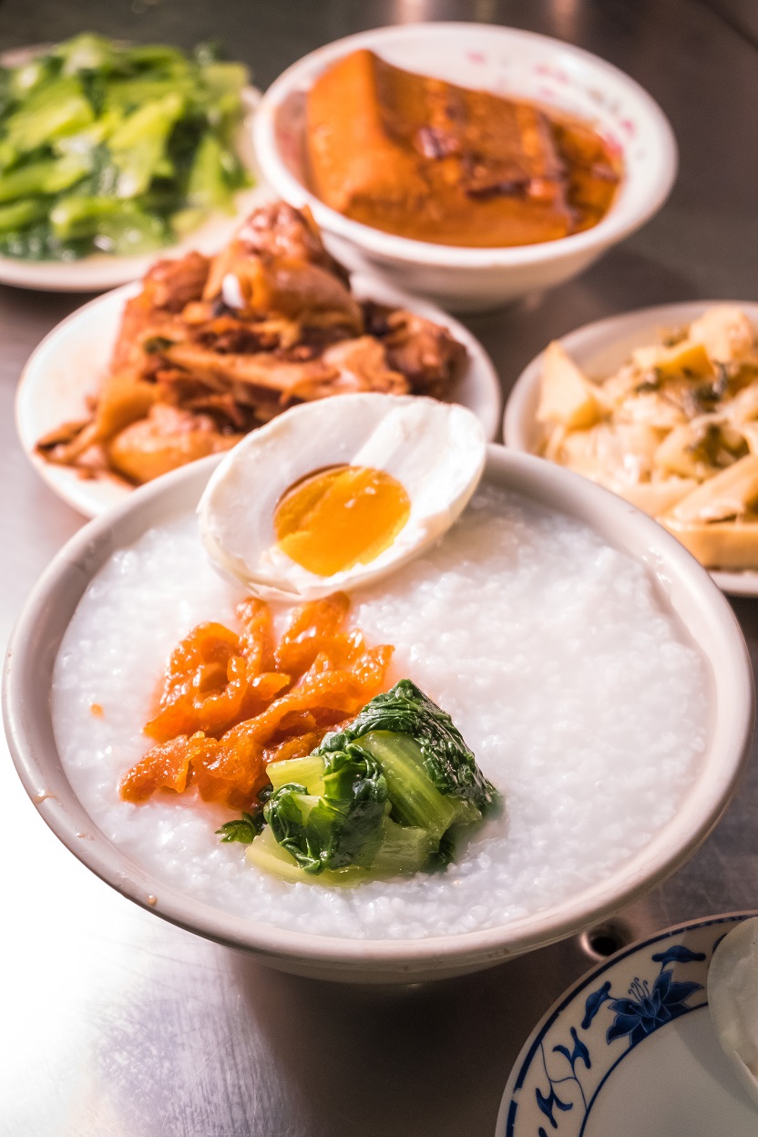 白粥配上鹹蛋、幾款小菜，想徹夜吃粥的，這兒凌晨2點左右開始營業，還能嘗到外頭少見的滷魚骨。（價格依盤數決定，拍攝內容約150元／份）。