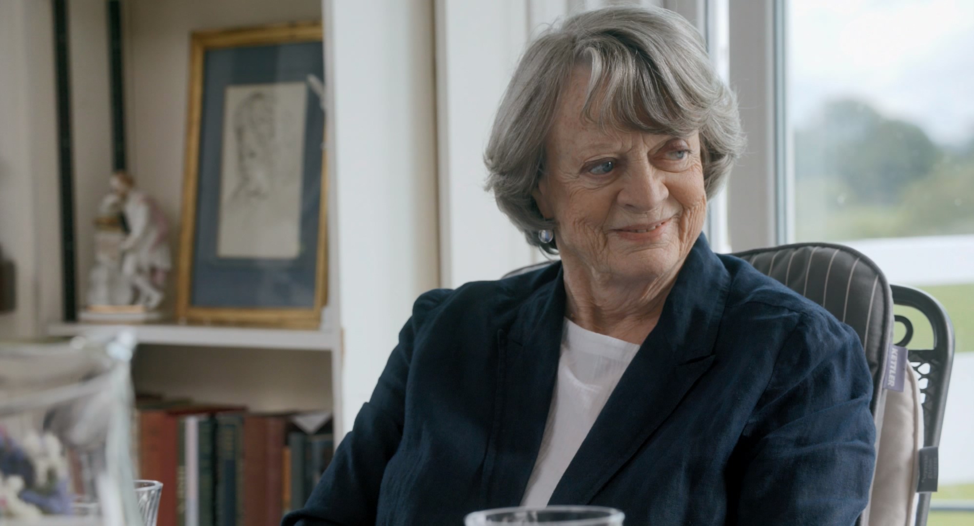 英國國寶影后瑪姬史密斯在紀錄片《女神們的下午茶》與姊妹淘談心聊八卦。 （光年映畫提供）