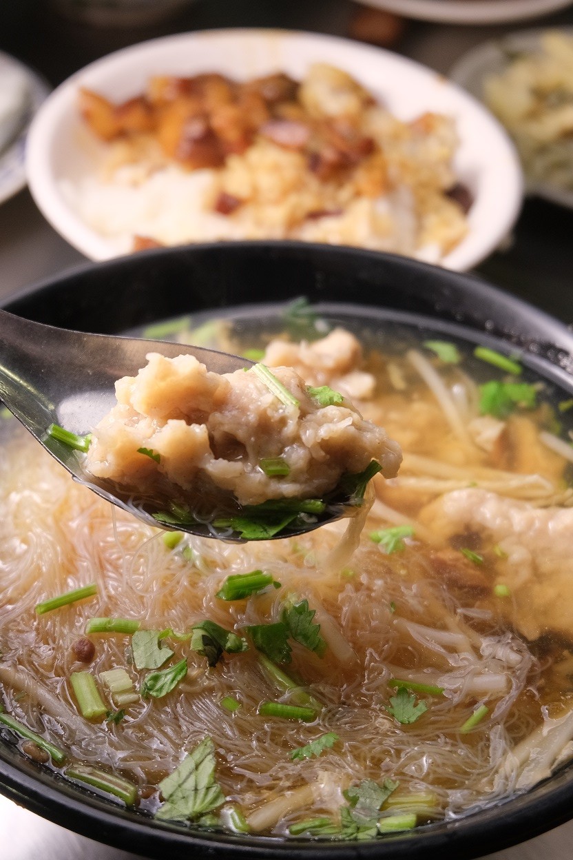 市場內也有熱騰騰的肉羹米粉。（60元／碗）