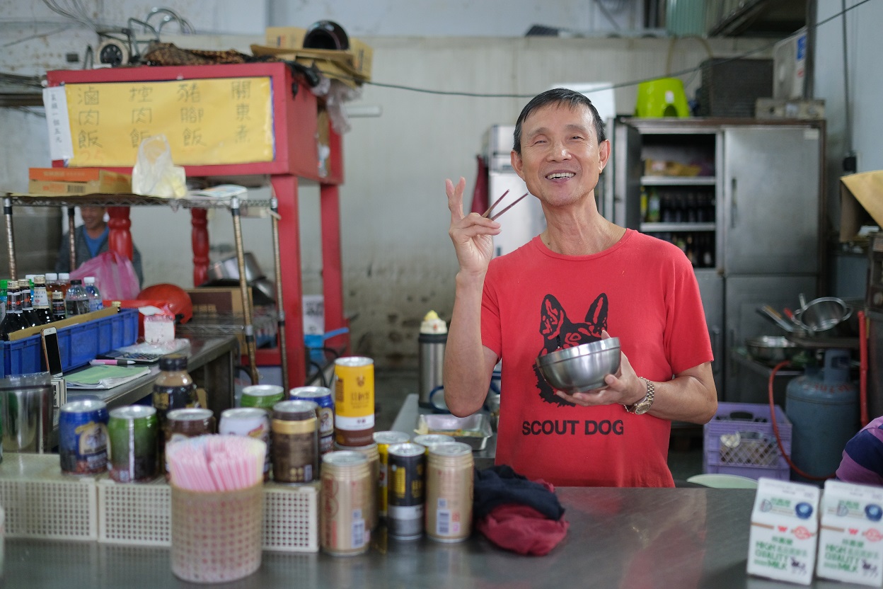 在批發魚貨區的飲料鋪，顏老闆說，自民國71年就開立至今。