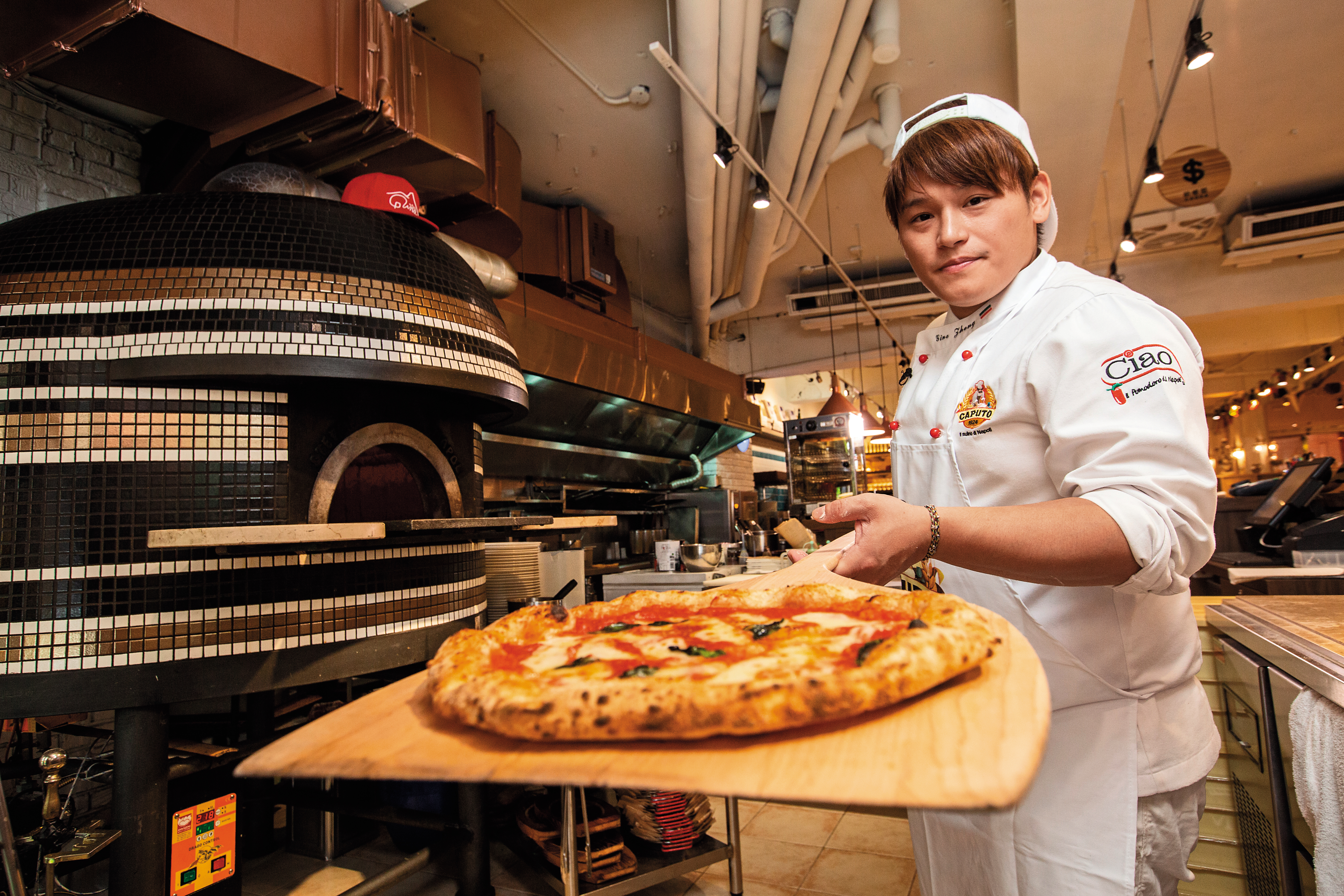 因為吃到客人棄單的拿坡里披薩，鄭羽辰決心成為披薩師傅，還站上世界冠軍的舞台。