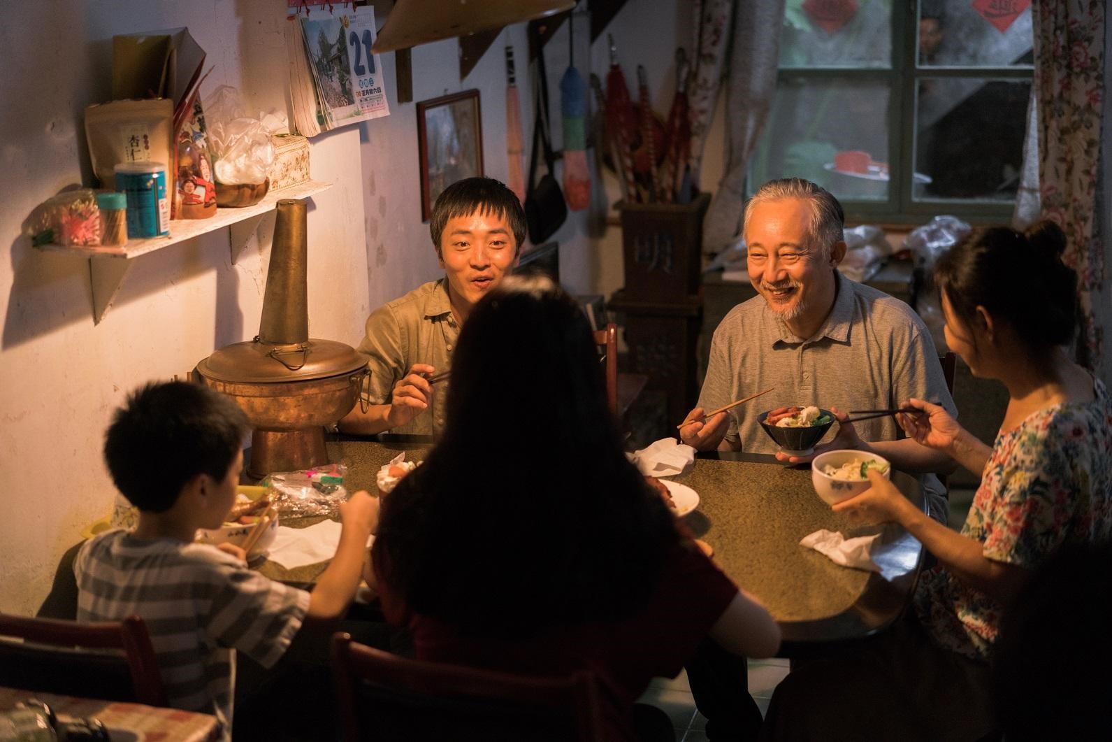 導演張作驥認為，「一個地方像不像家庭，看吃飯就知道。」（張作驥電影工作室提供）