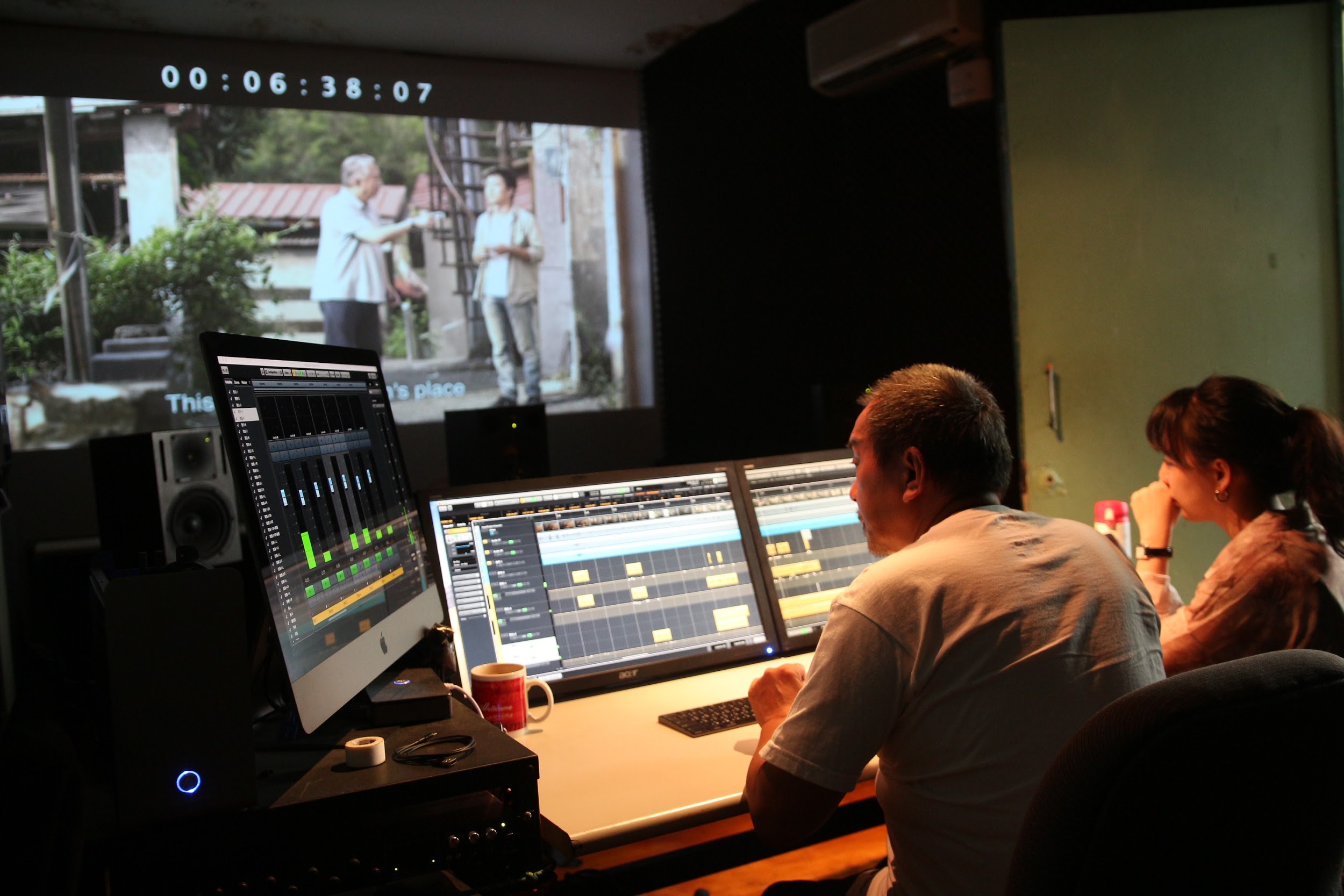 張作驥(左)親自參與後期的剪接、音效工作。(張作驥電影工作室提供)