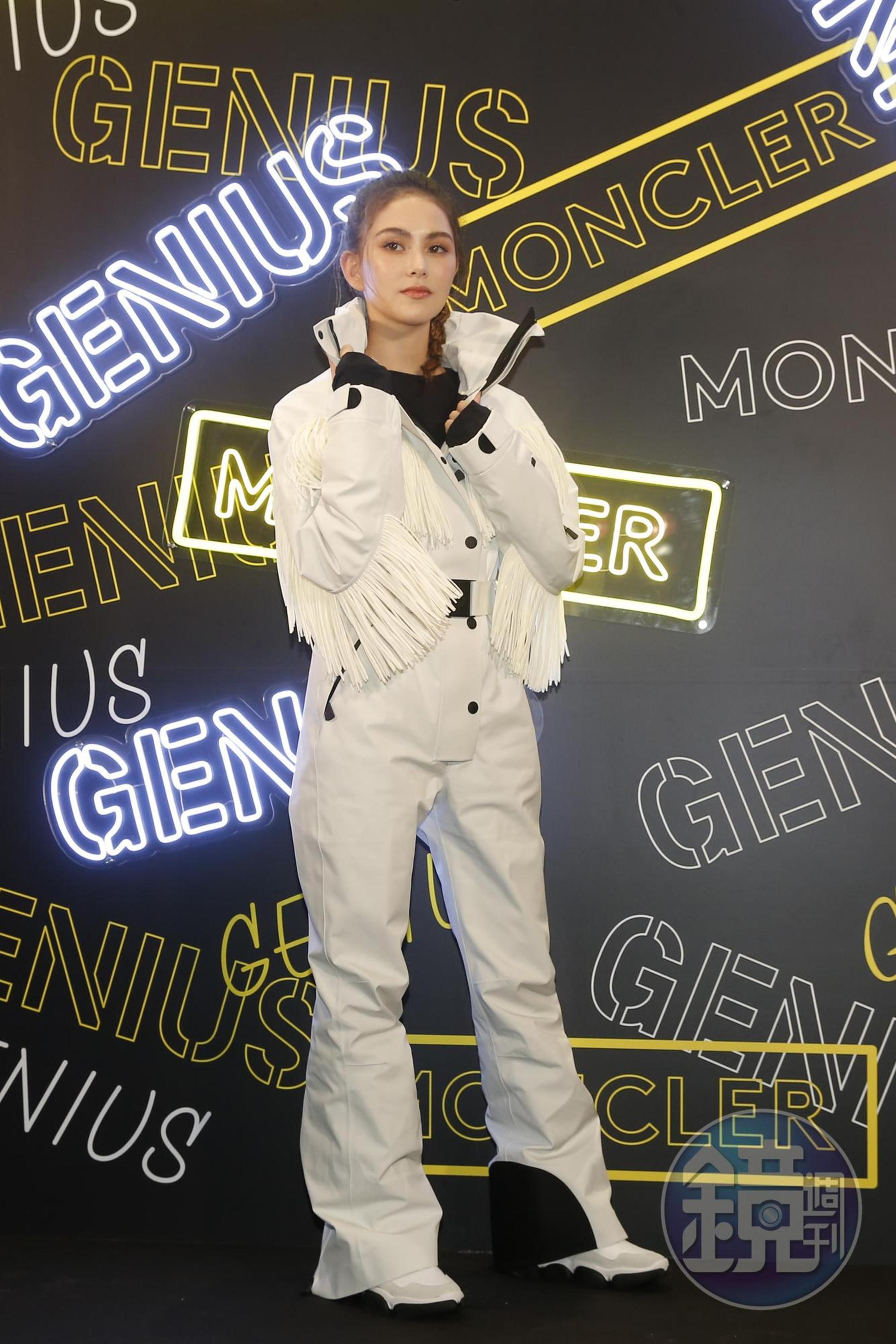 昆凌以一襲來自全新合作系列3 MONCLER Grenoble的白色流蘇連身衣華麗亮相：連身褲NT$107,000、雪靴NT$18,200。