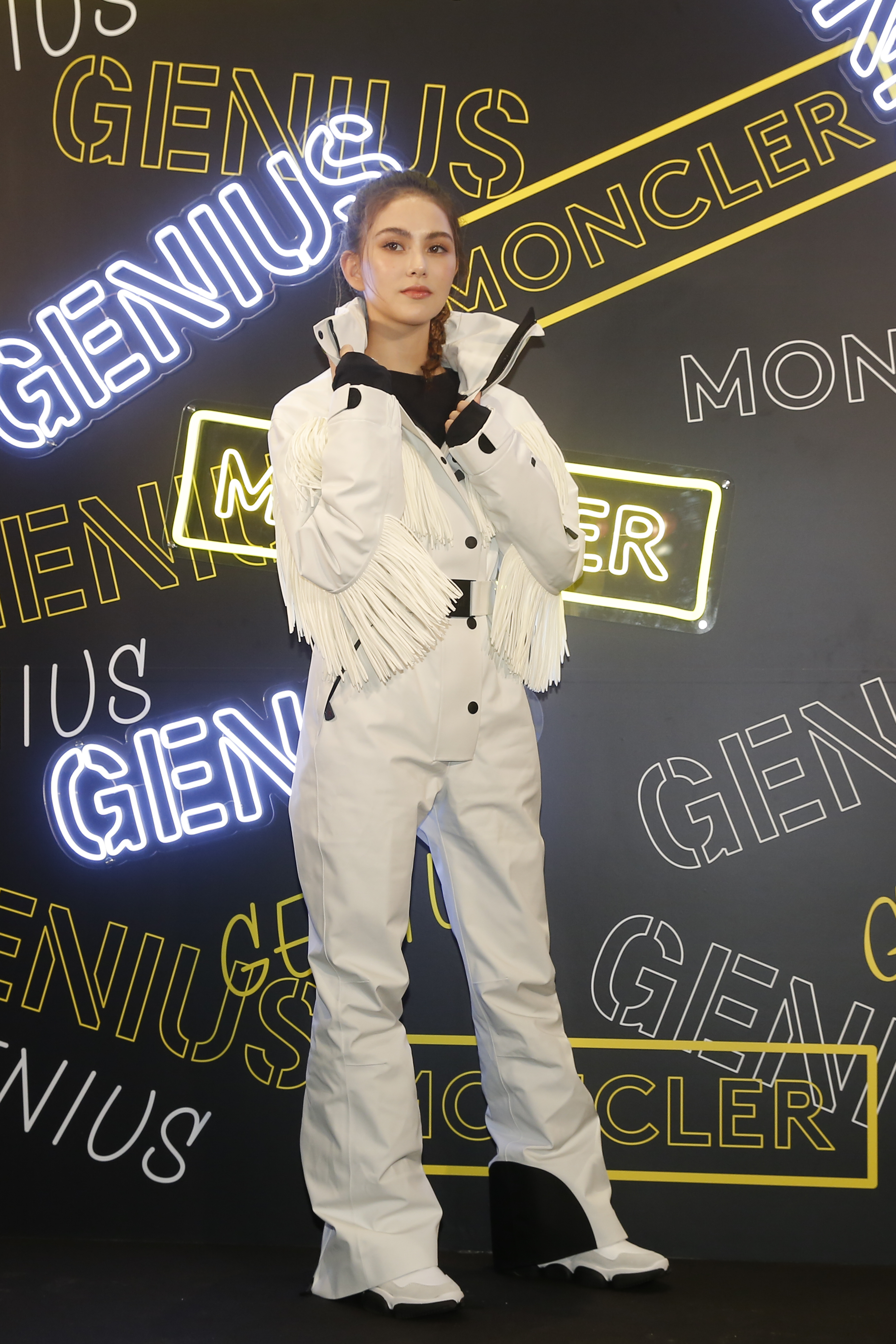 昆凌以一襲來自全新合作系列3 MONCLER Grenoble的白色流蘇連身衣華麗亮相：連身褲NT$107,000、雪靴NT$18,200。