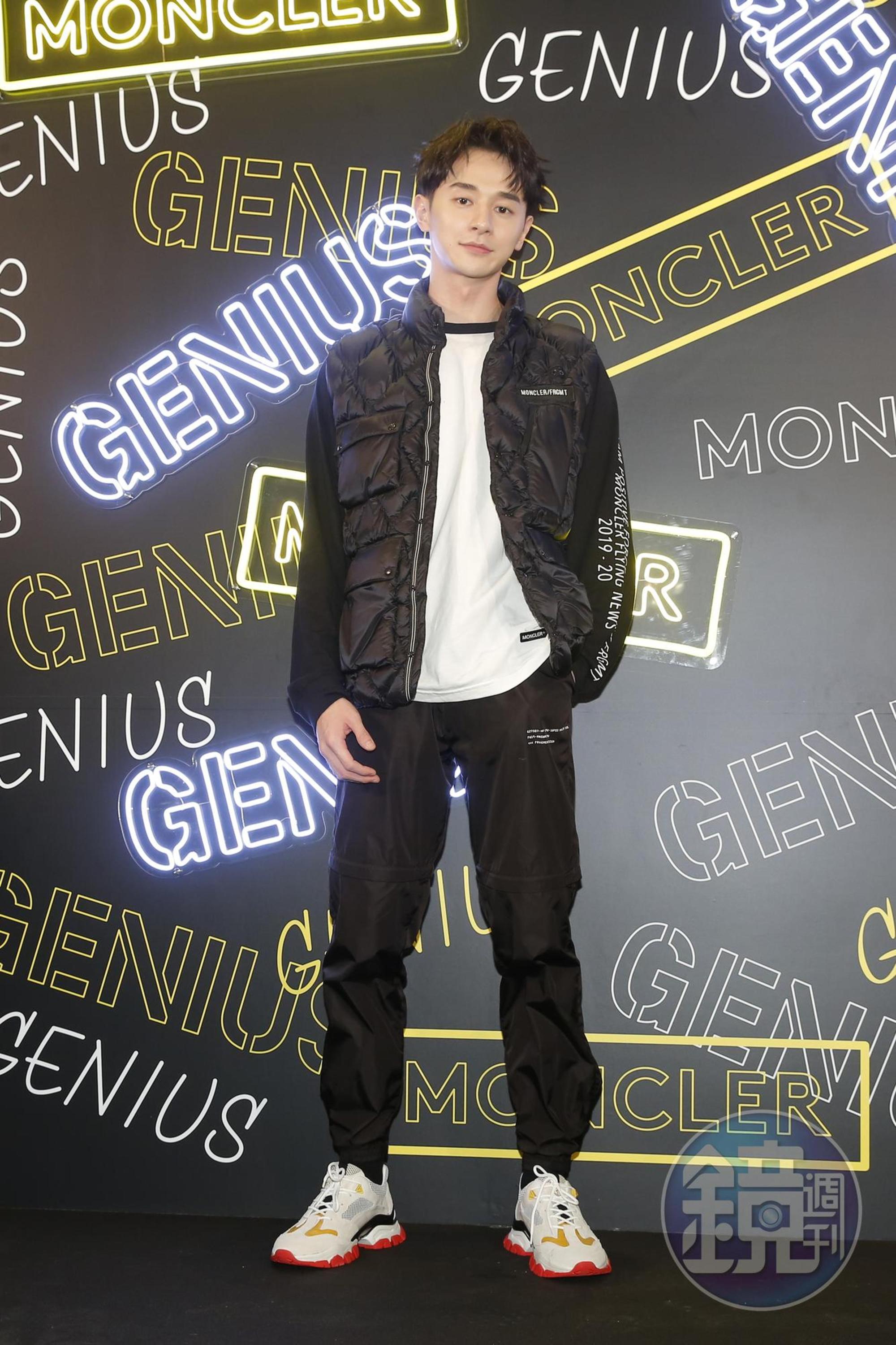 張軒睿身著酷黑7 MONCLER Fragment Hiroshi Fujiwara聯名潮服帥氣現身；T-Shirt NT$13,600、羽絨背心NT$41,700、長褲NT$22,000、球鞋NT$21,200。