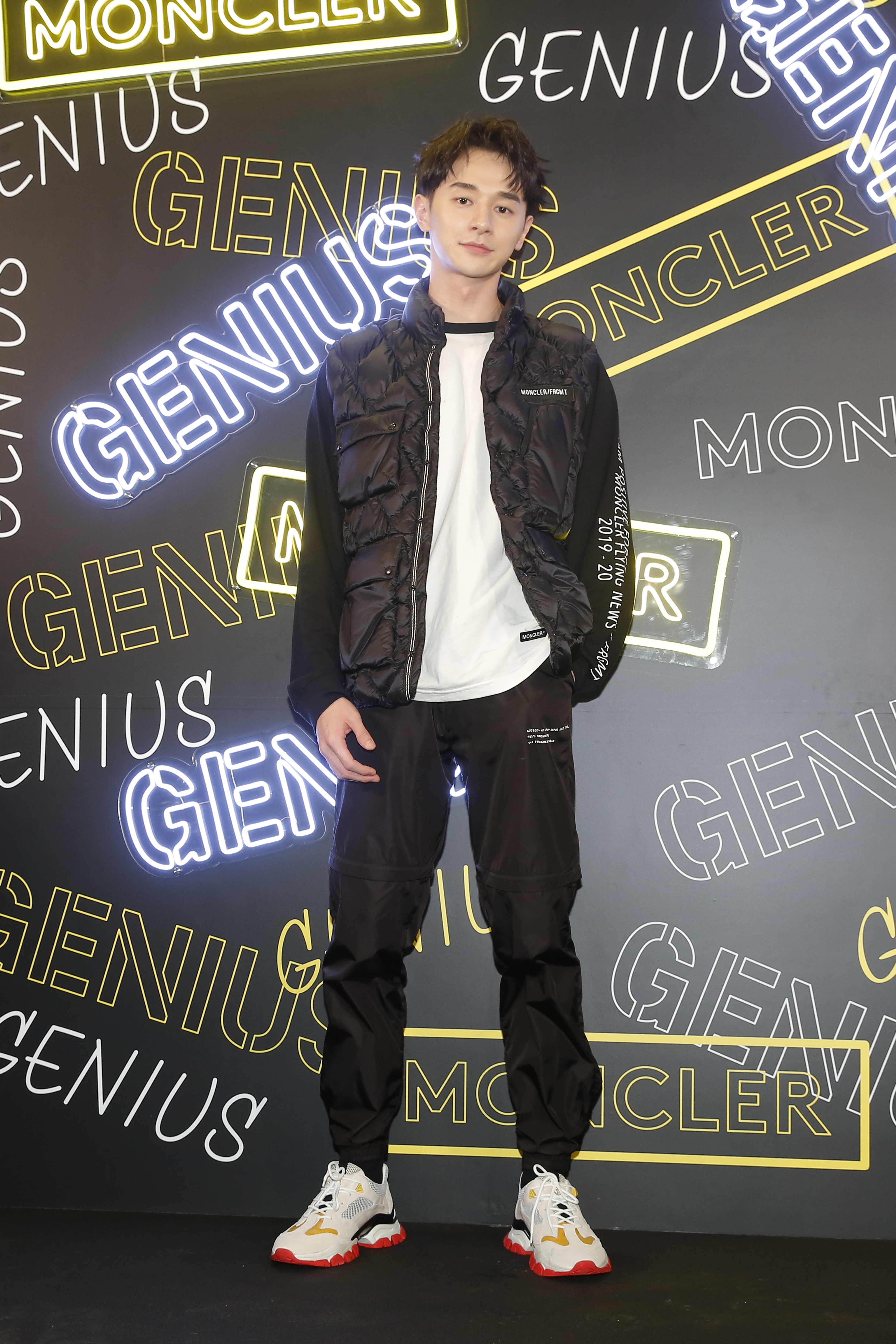 張軒睿身著酷黑7 MONCLER Fragment Hiroshi Fujiwara聯名潮服帥氣現身；T-Shirt NT$13,600、羽絨背心NT$41,700、長褲NT$22,000、球鞋NT$21,200。