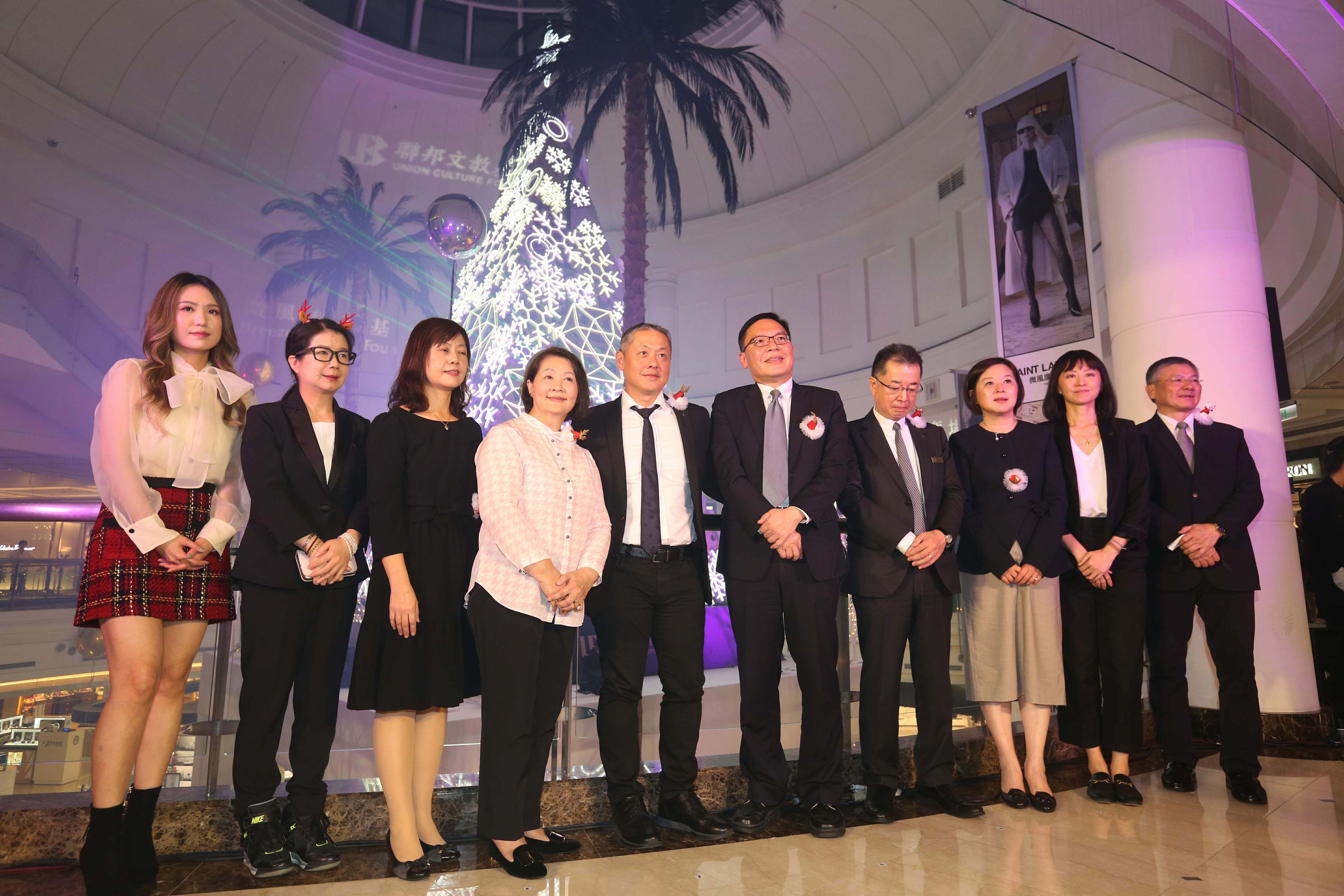 微風大家長廖鎮漢（左五）、林美瑛（左四）都現身耶誕點燈公益活動，要幫助孩童圓夢。