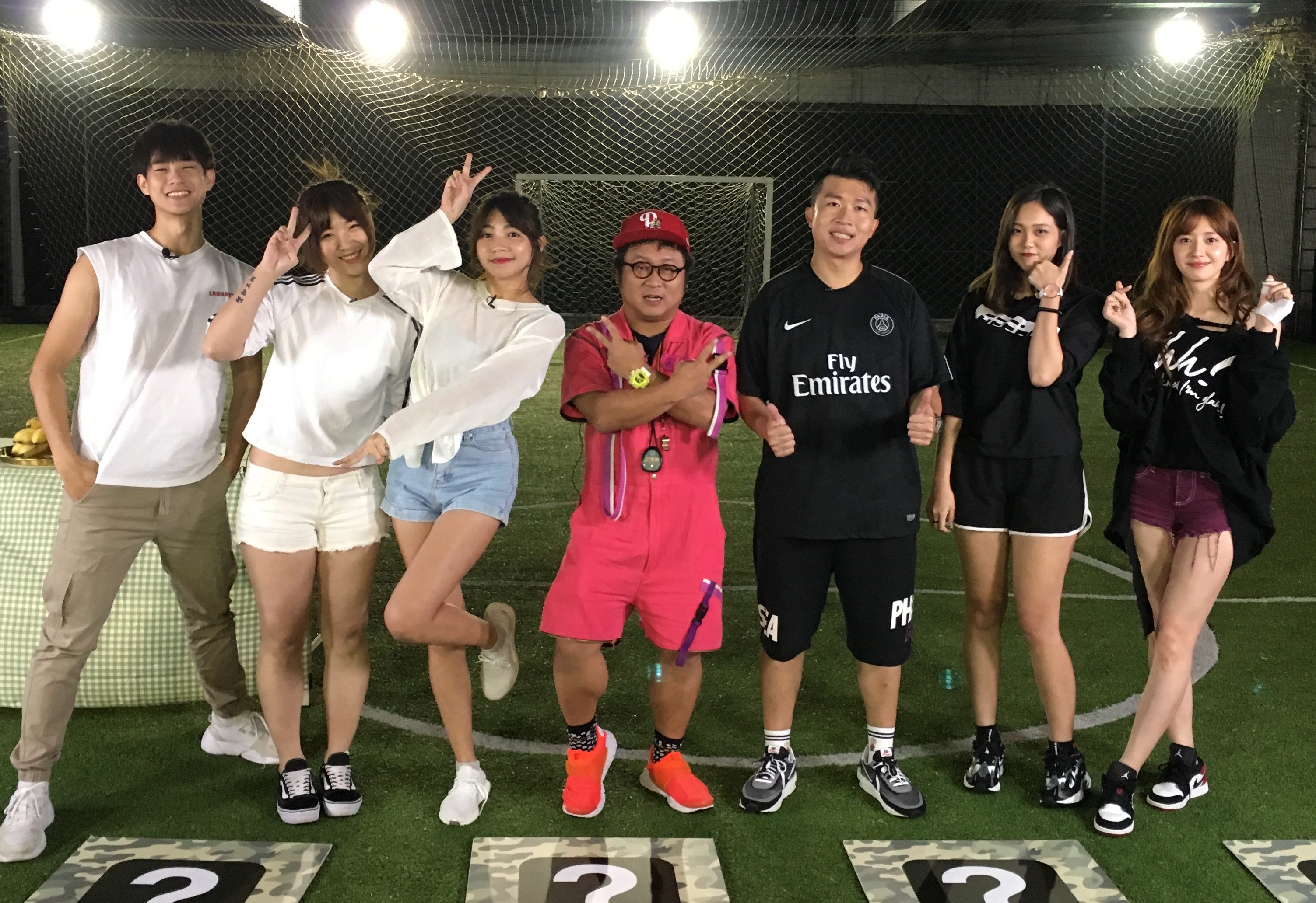 《明星製作人》再次邀請到上次代班主持的《通靈少女》學姊謝翔雅(右一)上節目，讓曾智希(左三)相當擔心自己主持地位不保。（明星製作人提供）