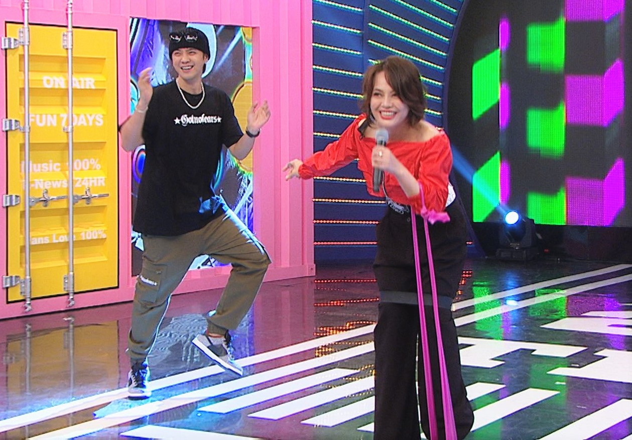 戴愛玲挑戰「健身KTV」，羅志祥在一旁搞笑，讓她一度笑到唱不下去喊：不要吵。（八大提供）