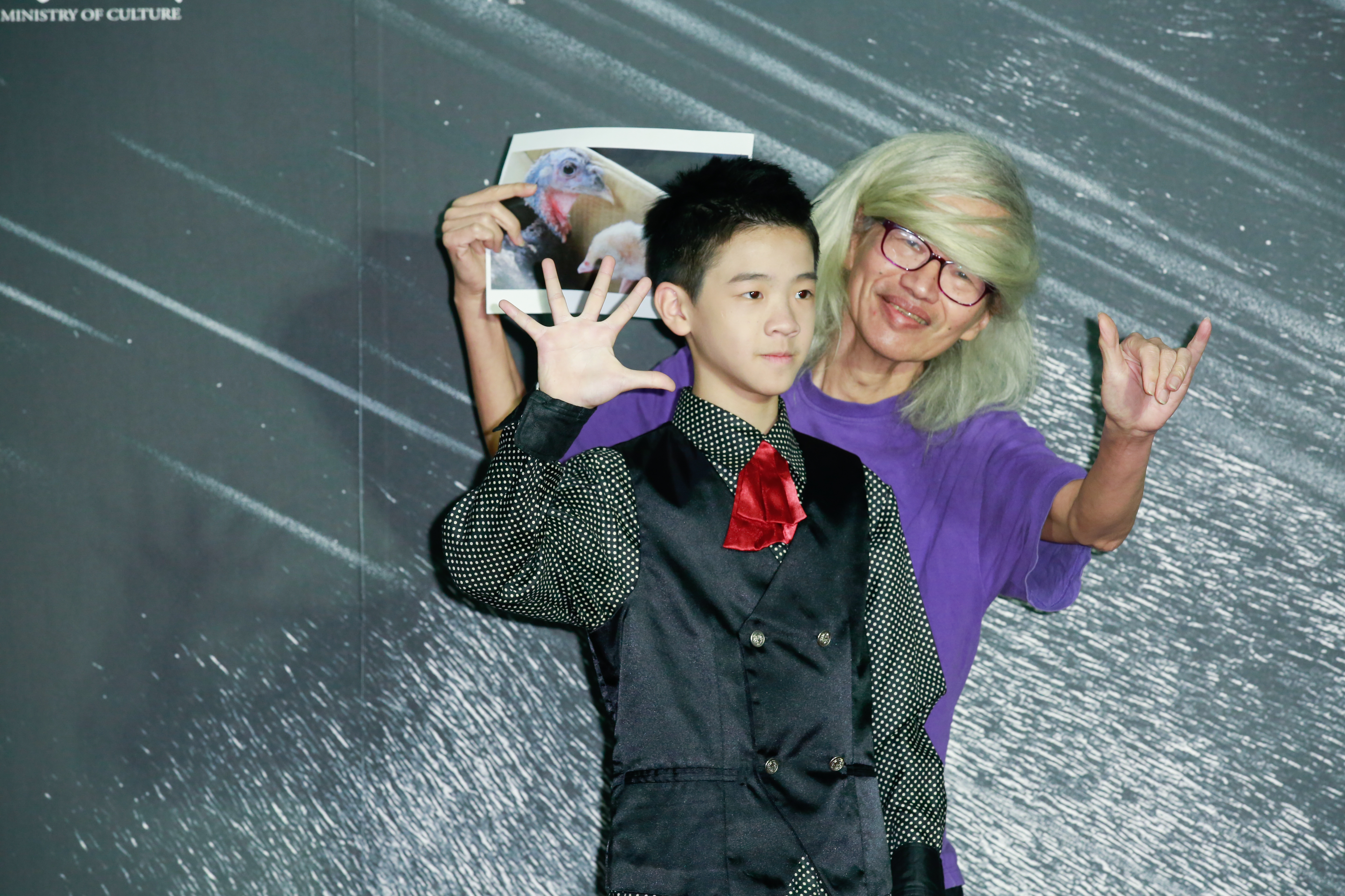李幼鸚鵡鵪鶉小白文鳥與李英銓片中有不少對手戲，兩人培養出好默契。