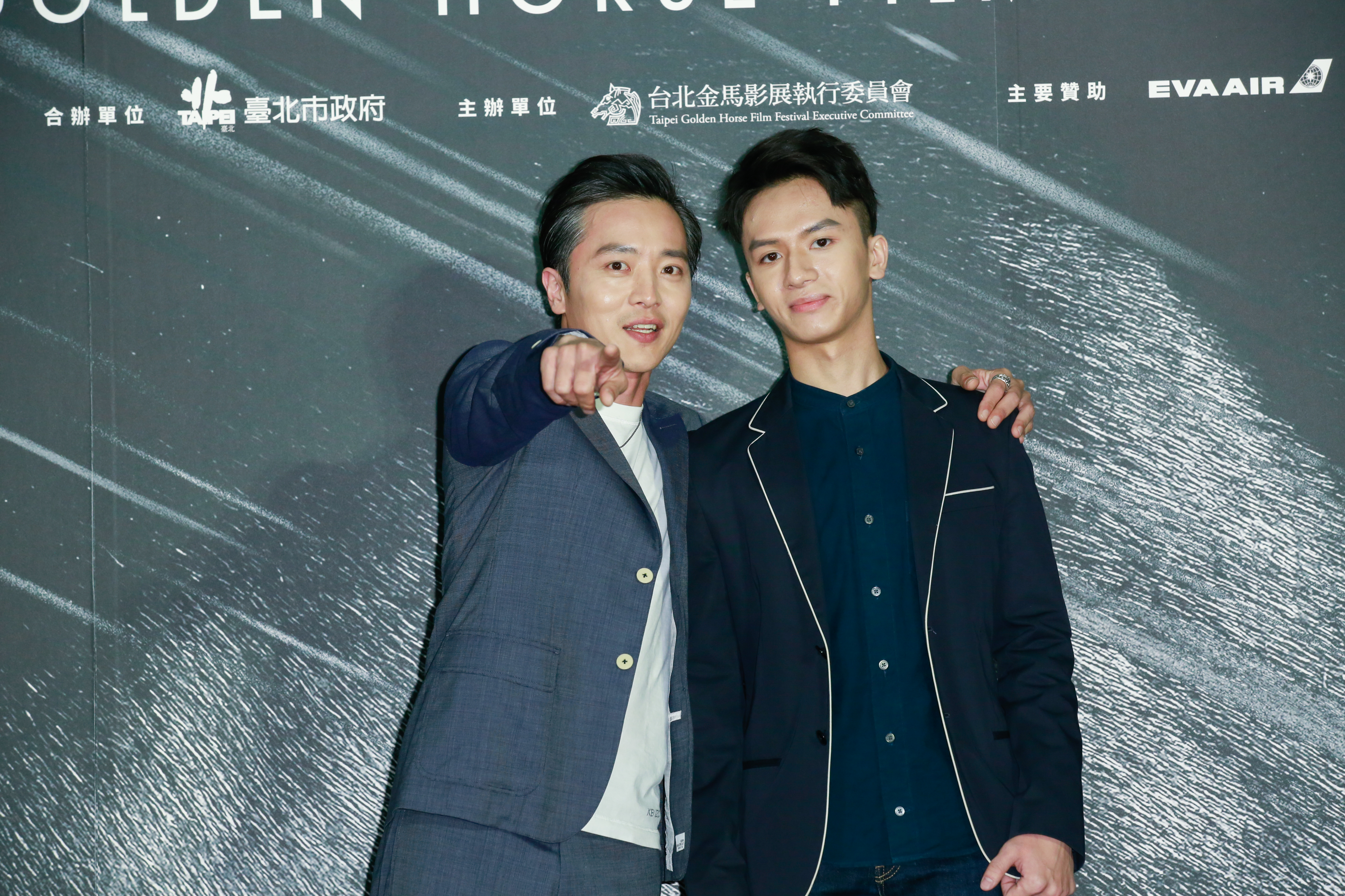 本身即是歌仔戲演員的林郁璋（右）3歲就開始接觸歌仔戲，戲齡長達10幾年；劉承恩（左）則在對岸演出京劇。
