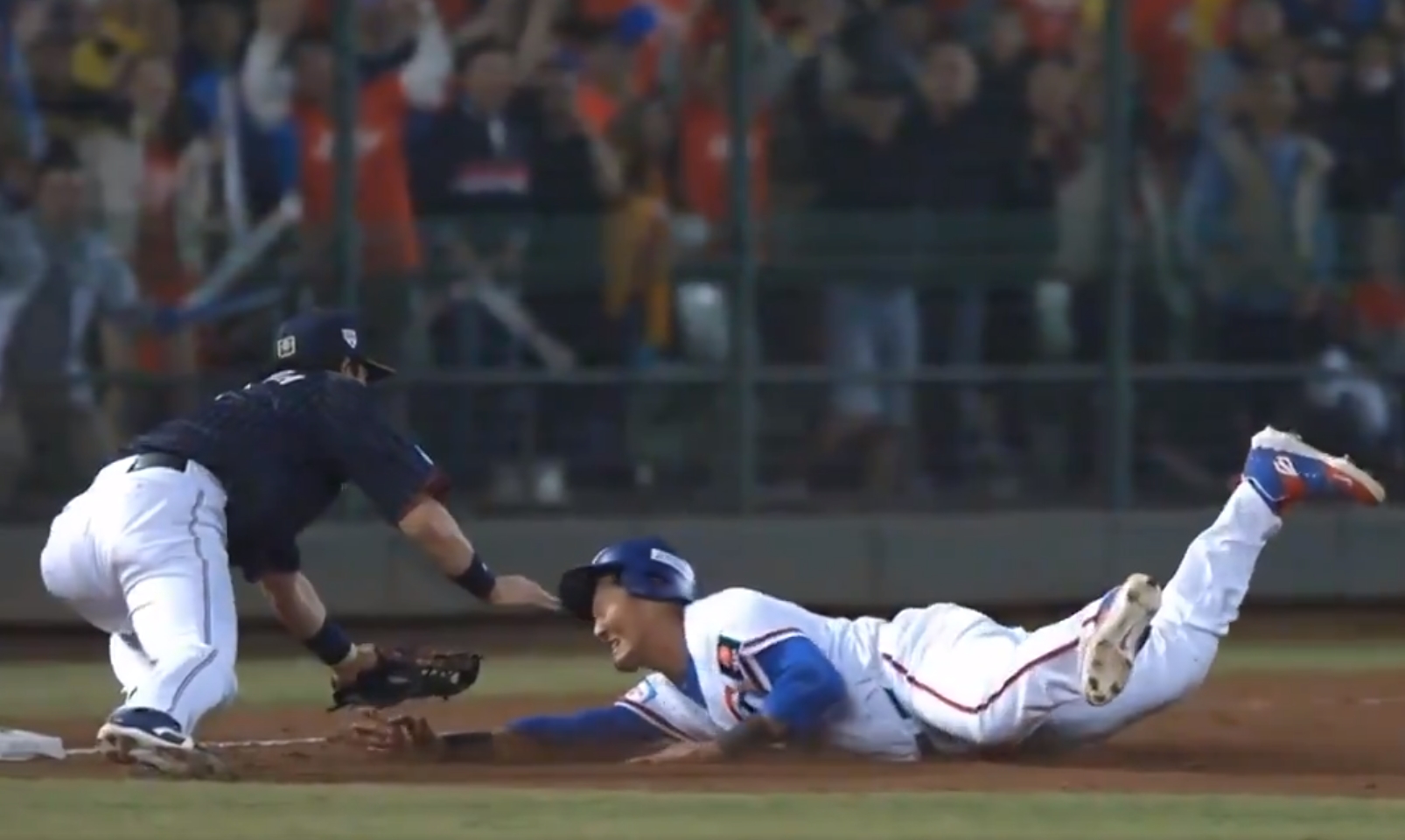 林哲瑄被判刺殺在三壘前，經台灣隊挑戰，裁判改判，球迷們一度以為得分有望，可惜打線未延續火力。（翻攝自WBSC推特）