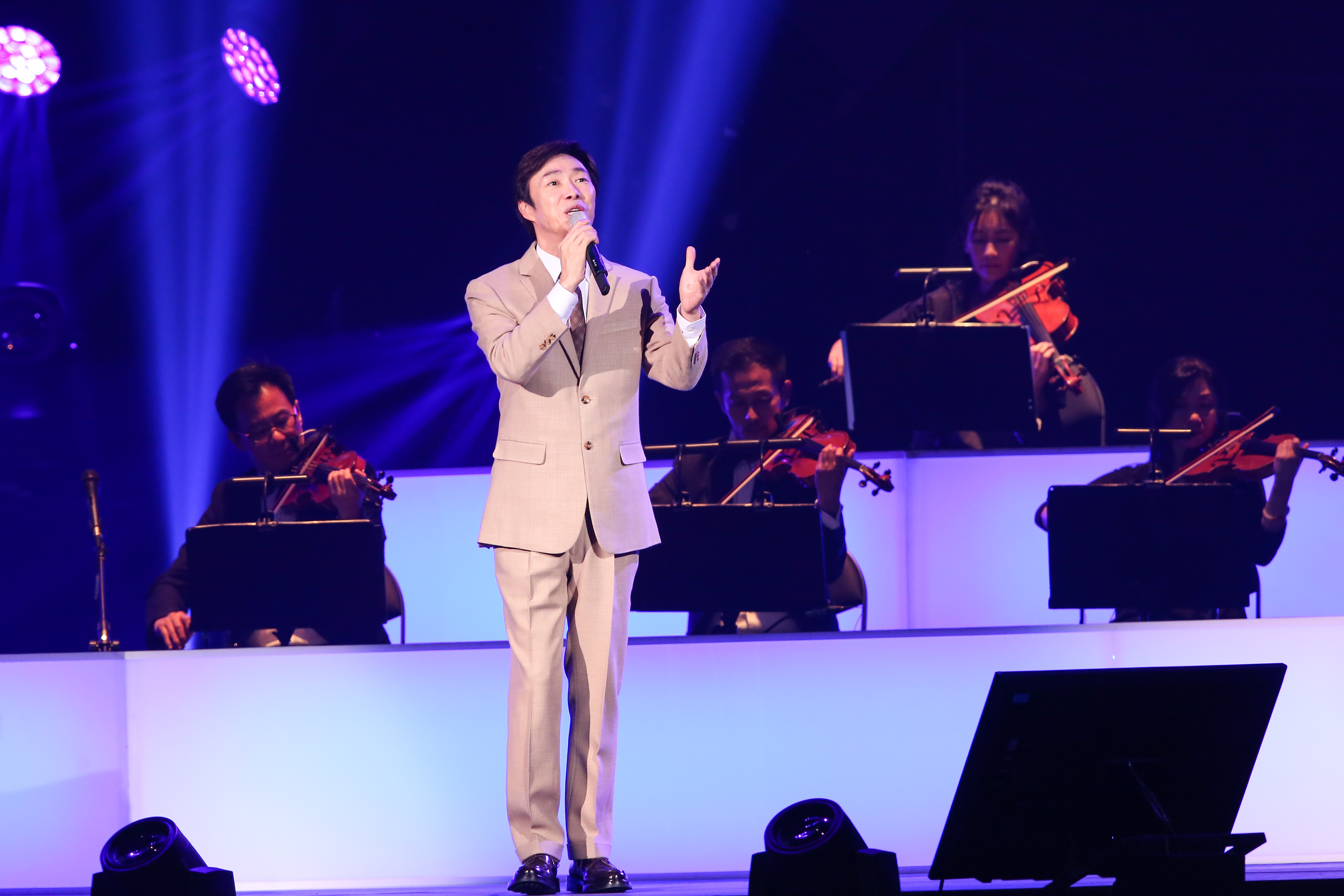 費玉清舉辦《2019告別演唱會》，之後將封麥歸於平淡的生活。