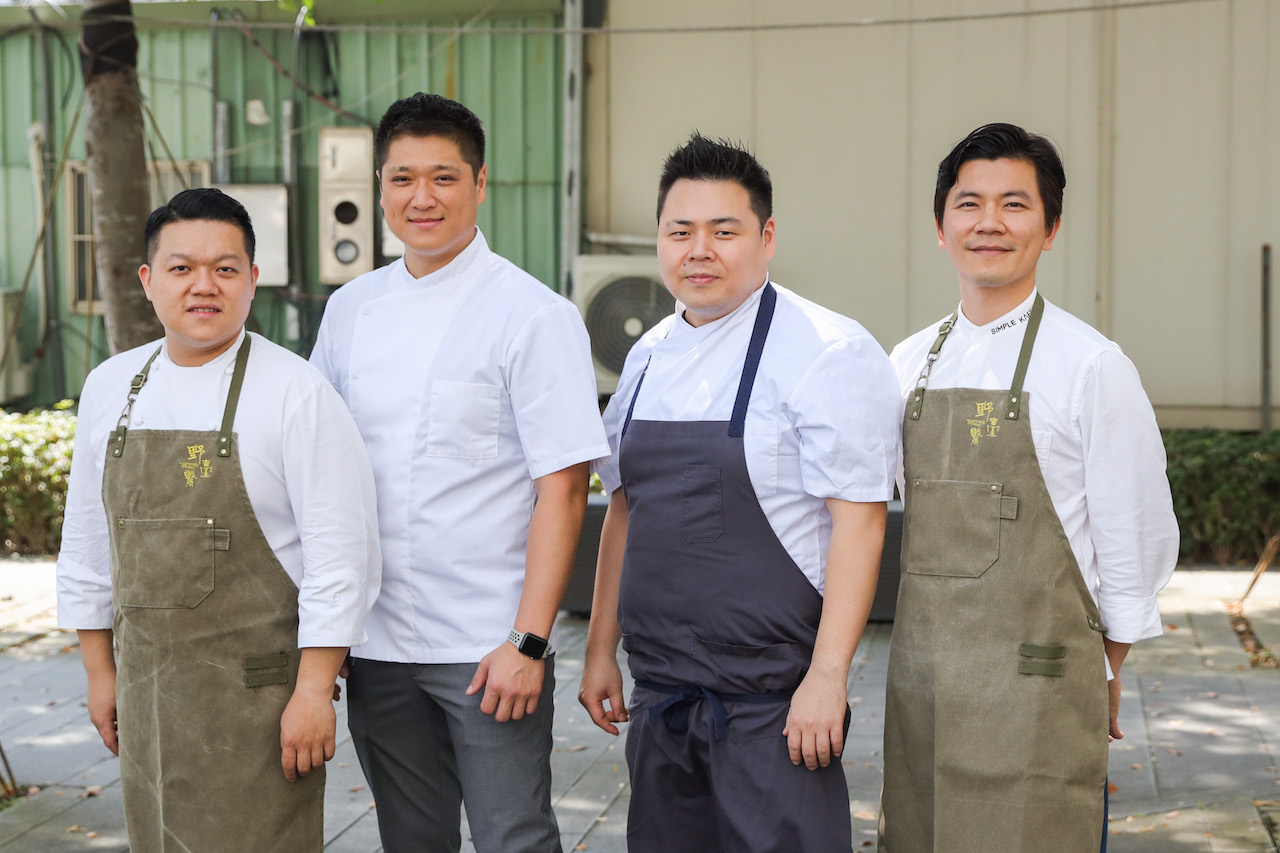 台北米其林二星「Taïrroir 態芮」主廚何順凱（左起）、「Gēn Creative」主廚群Eric 、Han及「Simple Kaffa 咖啡店創辦人」吳則霖（Berg Wu）聯手打造主菜及飲品。