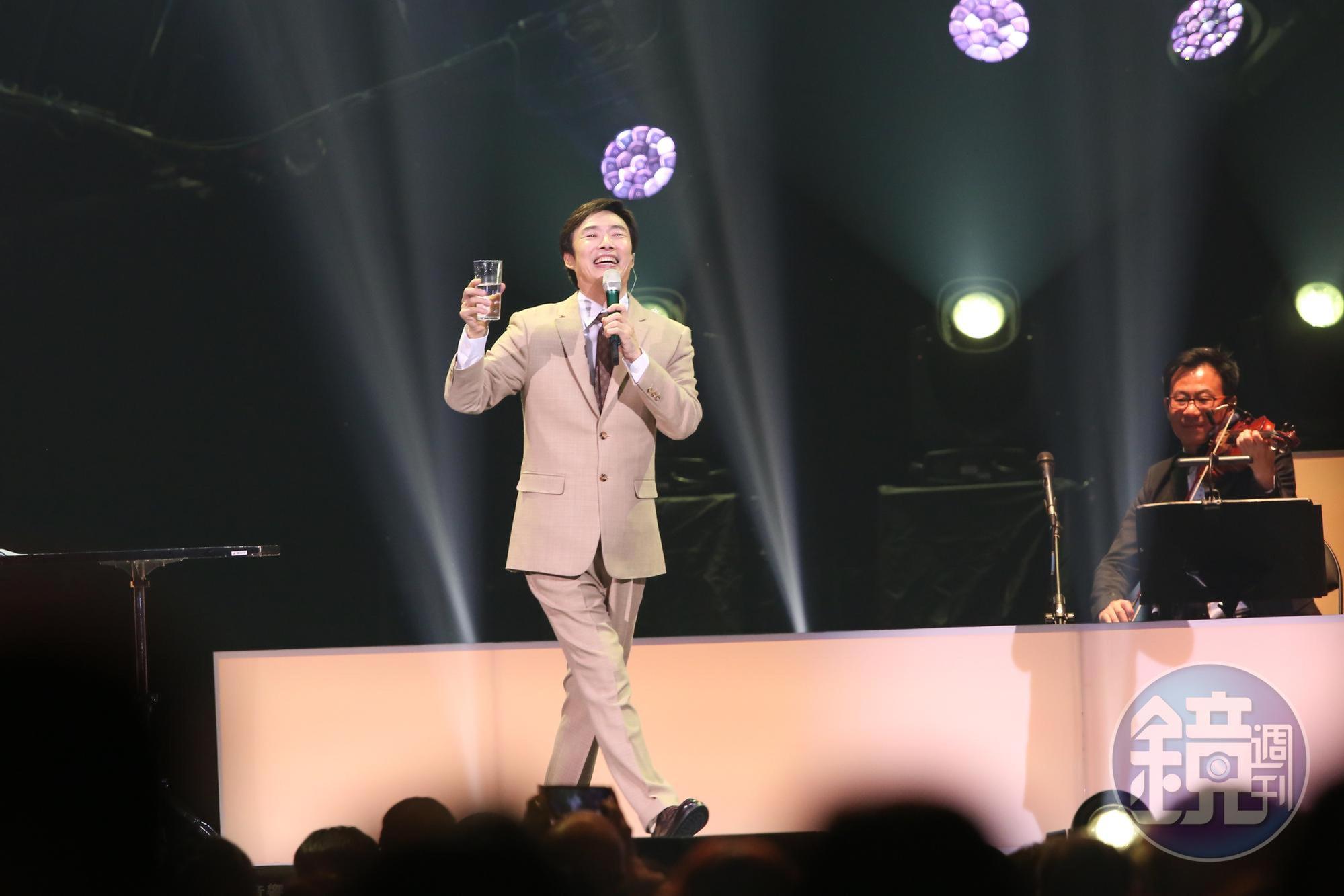 費玉清拿著陪他演唱多場的水杯，一起下台，結束歌唱人生。