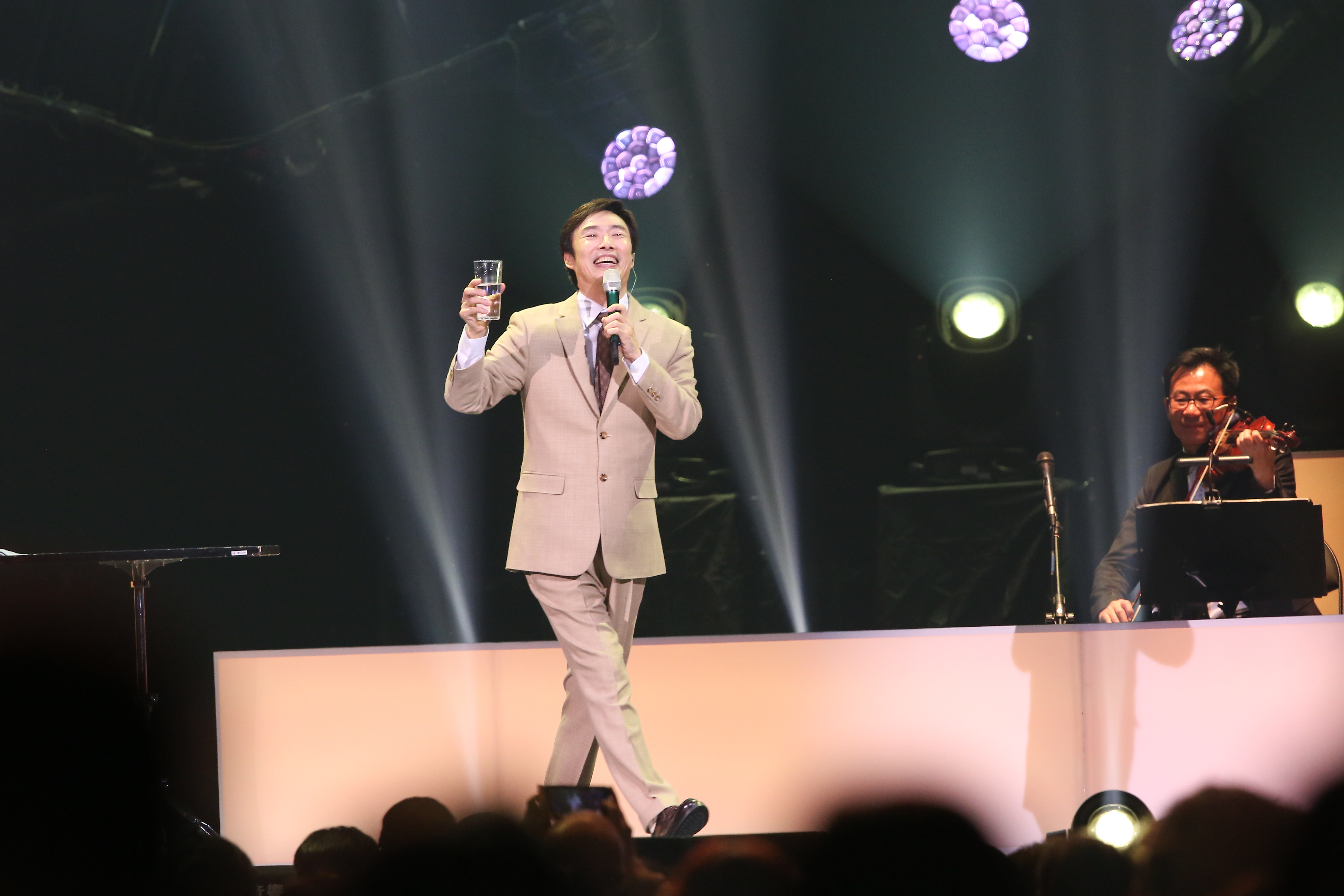 費玉清拿著陪他演唱多場的水杯,一起下台,結束歌唱人生。