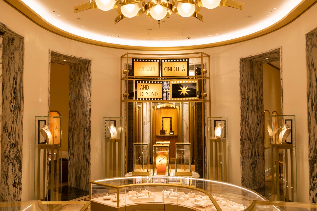 寶格麗Cinecittà and Beyond電影藝術古董珠寶展，於全新面貌的台北101 PETER MARINO概念店華麗登場。（寶格麗提供）