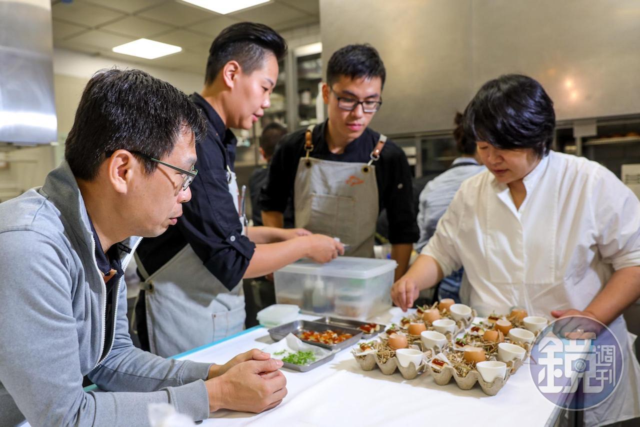 「D Place」主廚游育甄（Dana，右1）和「Thomas Chien Restaurant」主理人簡天才（左1）等人，都是野台繫鐵咖。