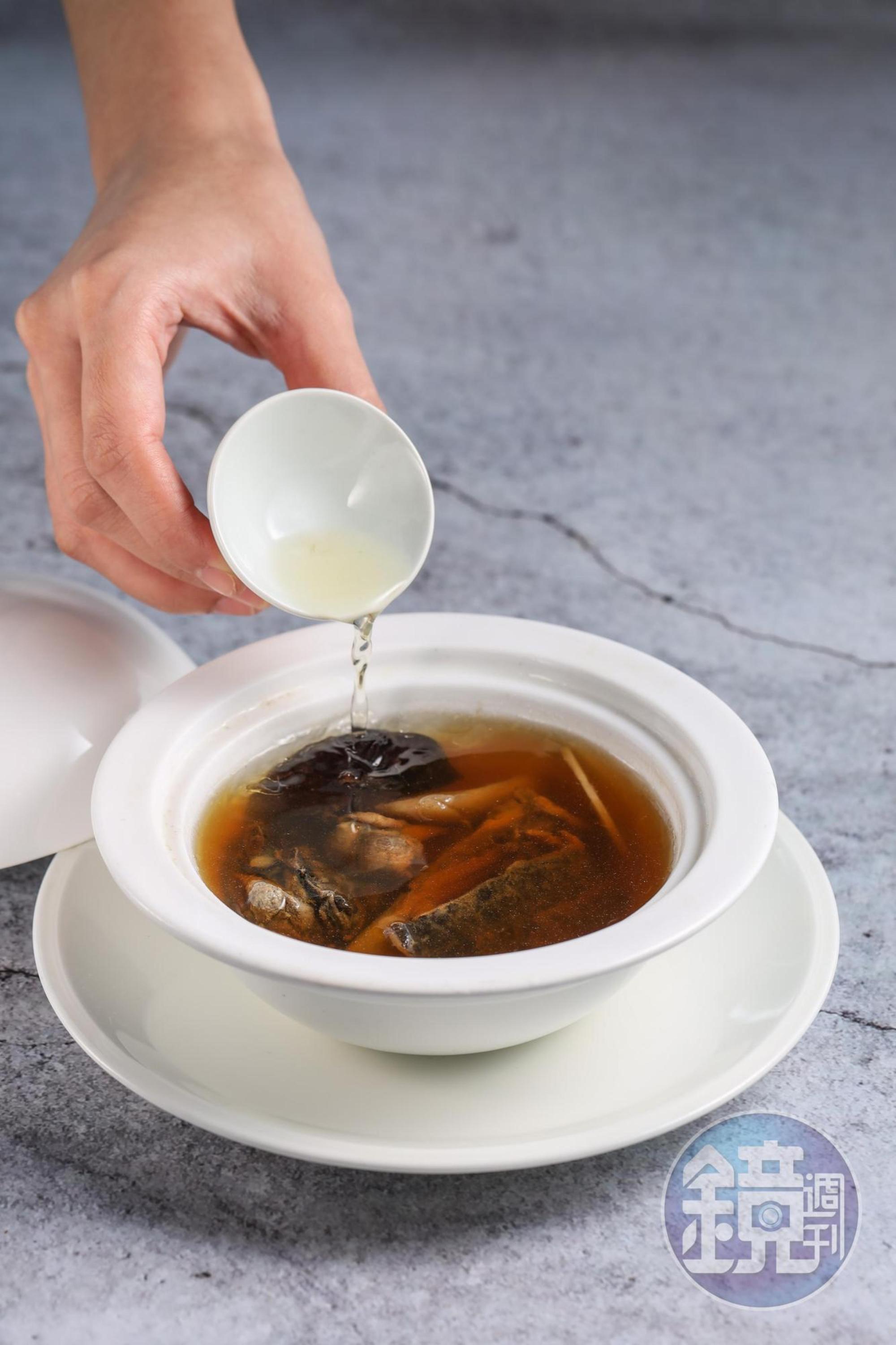 加了人嵾當歸酒的「杜仲甲魚烏雞燉湯」，滋味甘醇。（湯品會視食材調整，8,800元套餐酒款）