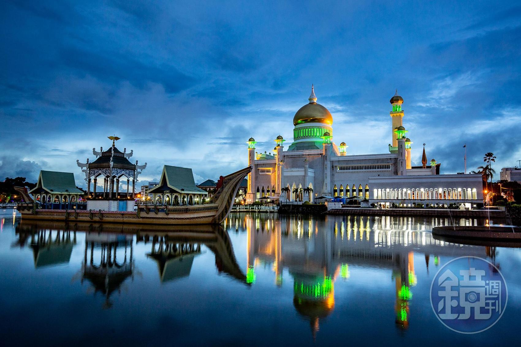 傍晚時分，倒映在人工湖上的「奧瑪阿里清真寺（Sultan Omar Ali Saifuddien Mosque）」，顯得格外莊嚴肅穆。 