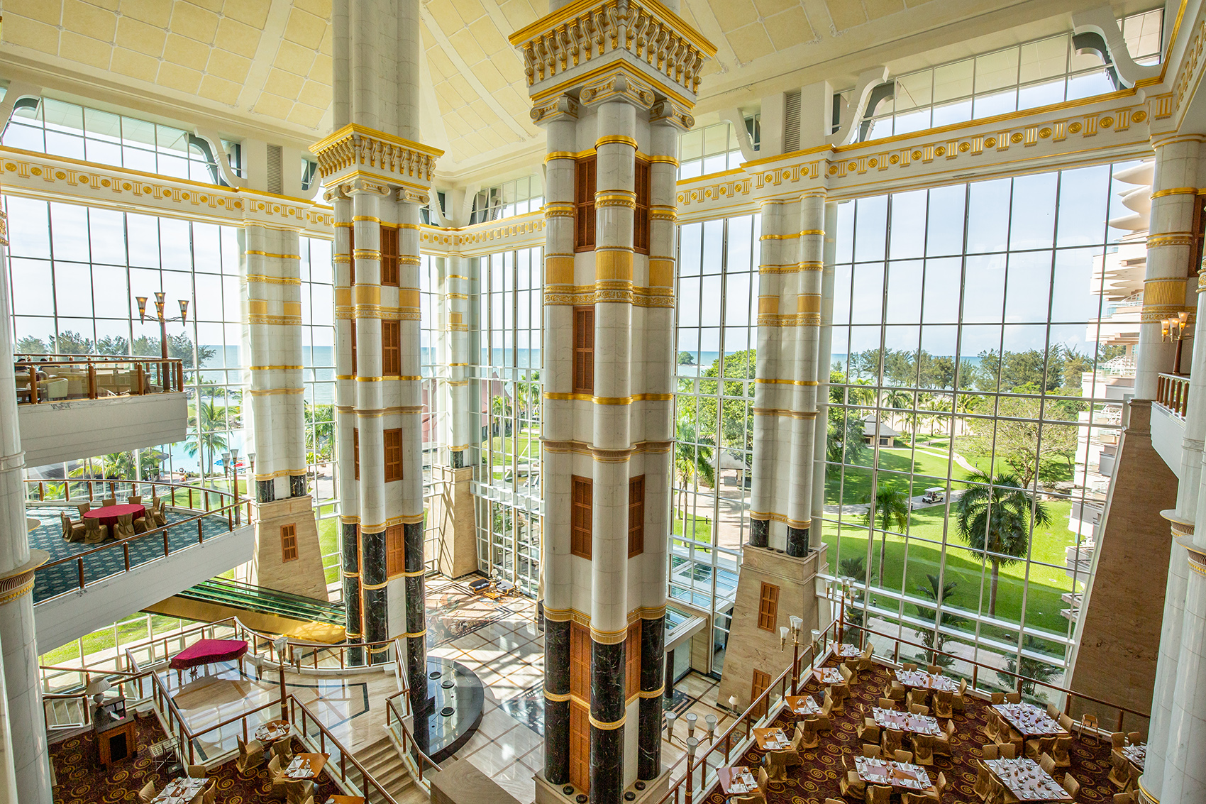金碧輝煌的挑高中庭，梁柱皆是大理石材質並鑲上金邊，展現曾是皇室行宮的奢華氣派。 