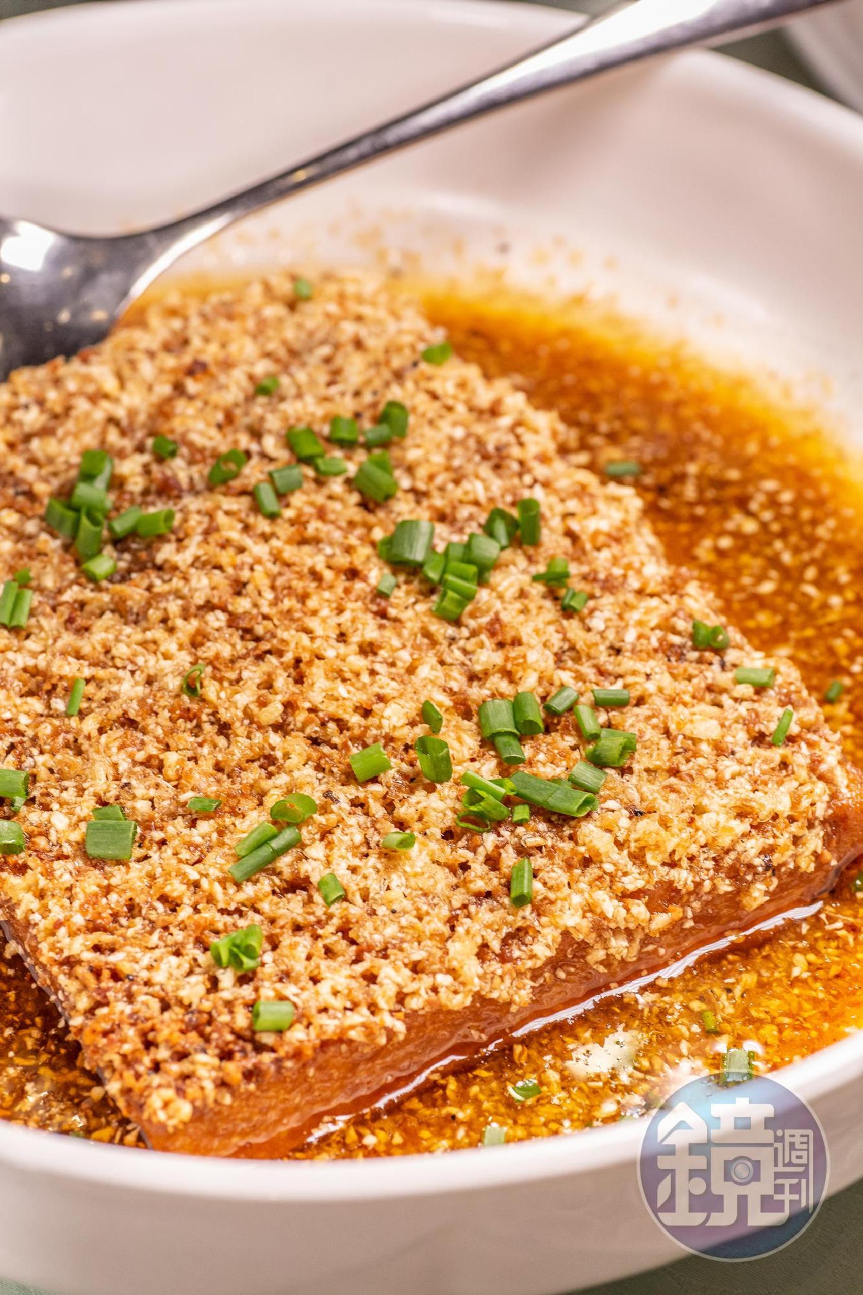 「豆酥豆腐」外焦內嫩。（20汶萊元／份，約NT$460） 