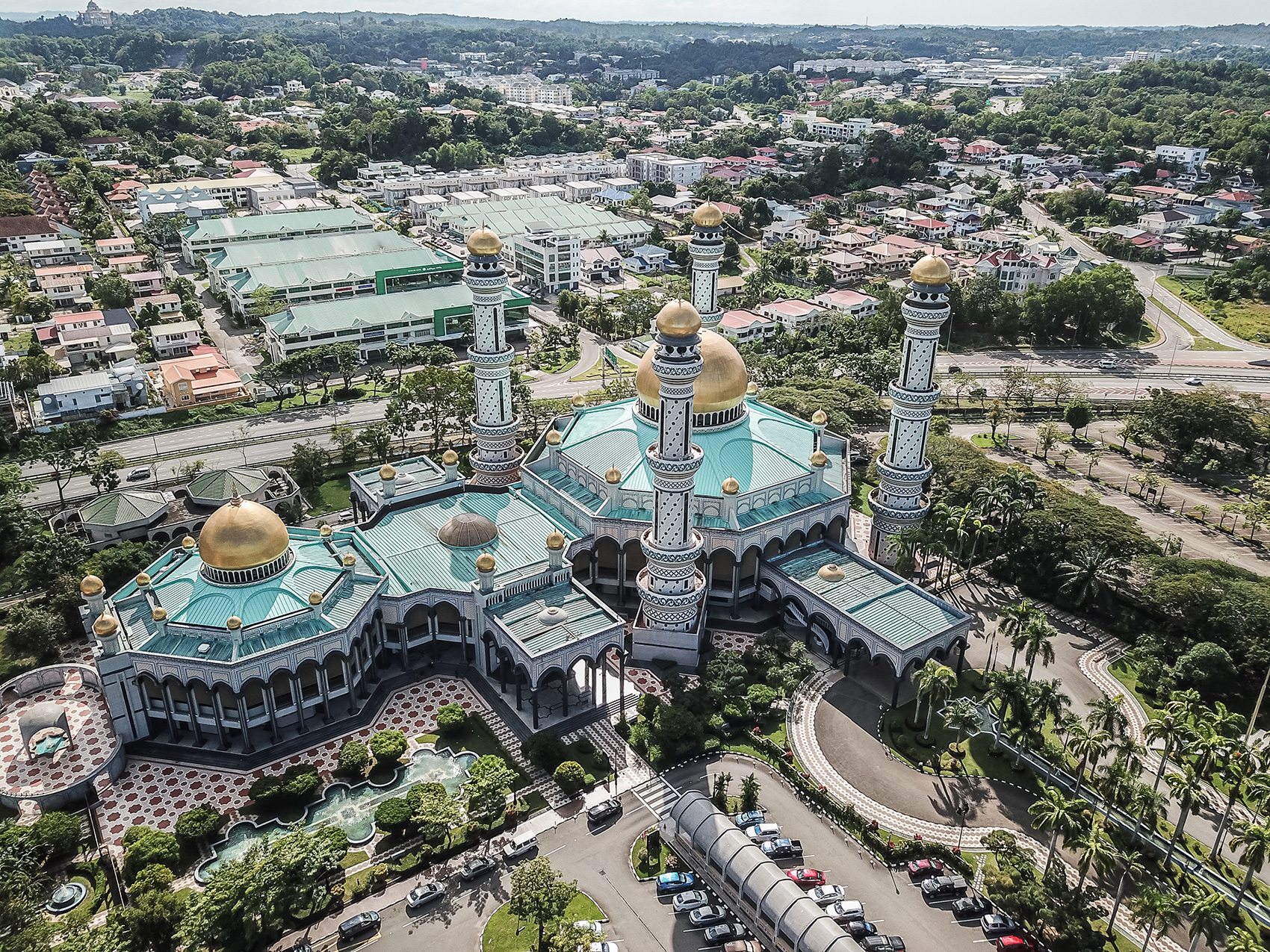 傑米清真寺最著名的設計就是使用24K金建造的29個圓頂。 